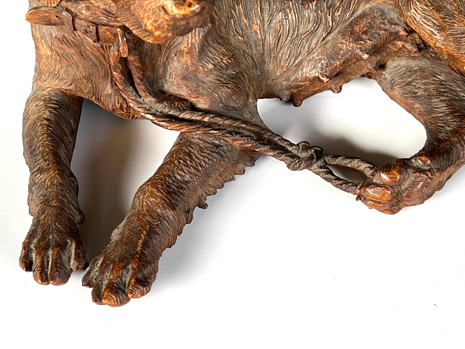 la mère Retriever couchée, sculptée à la main et finement détaillée, avec la tête relevée et les yeux de verre fixant un objet lointain ; elle porte une laisse nouée attachée à un collier épais ; la surface et les pattes sont bien délimitées