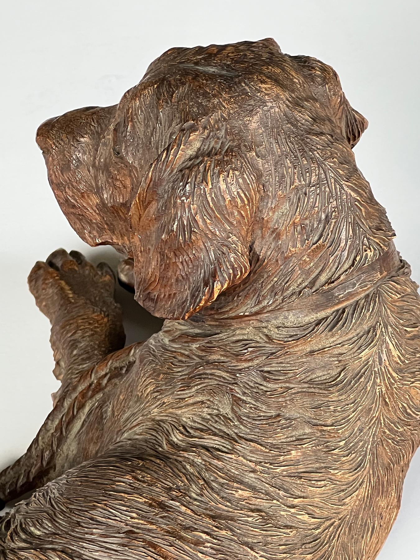 Noyer Walter Mader Swiss Black Forest sculpté à la main en vente