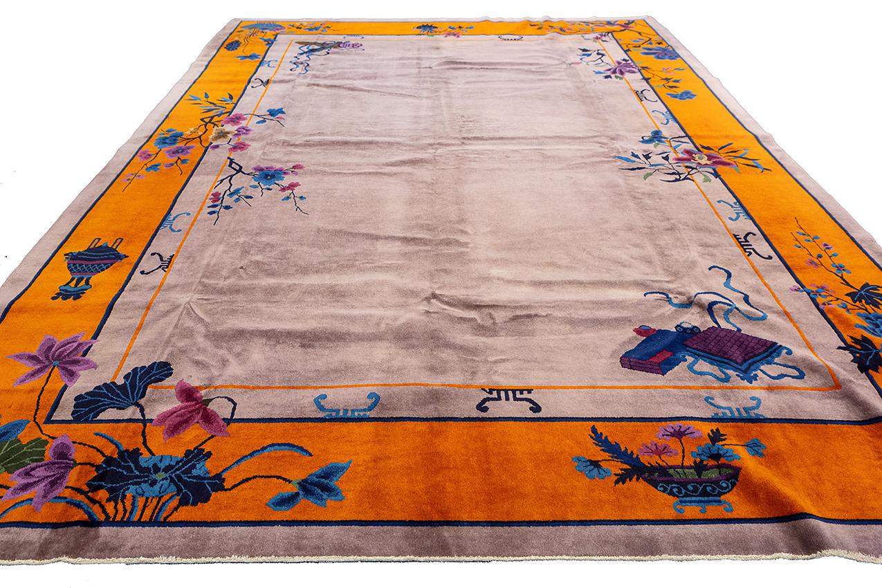 Les Nichols chinois sont parmi les plus facilement identifiables des tapis produits en Chine dans les premières décennies du XXe siècle. Ce spécimen mesure 409 x 303 cm et est noué dans une laine lustrée et soyeuse sur une chaîne et une trame en