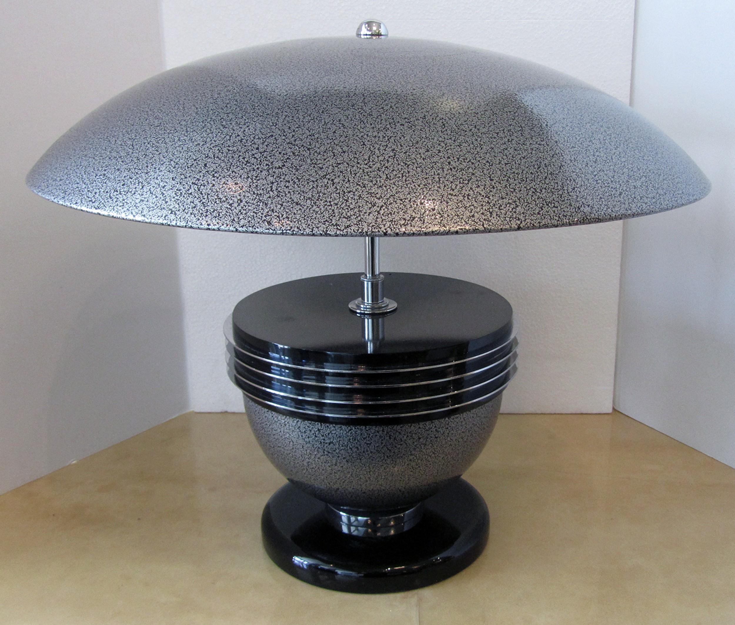 Lampe de table moderne américaine du milieu du siècle, avec une finition métallique noire et argentée et un abat-jour bombé assorti. (WALTER PROSPER)
