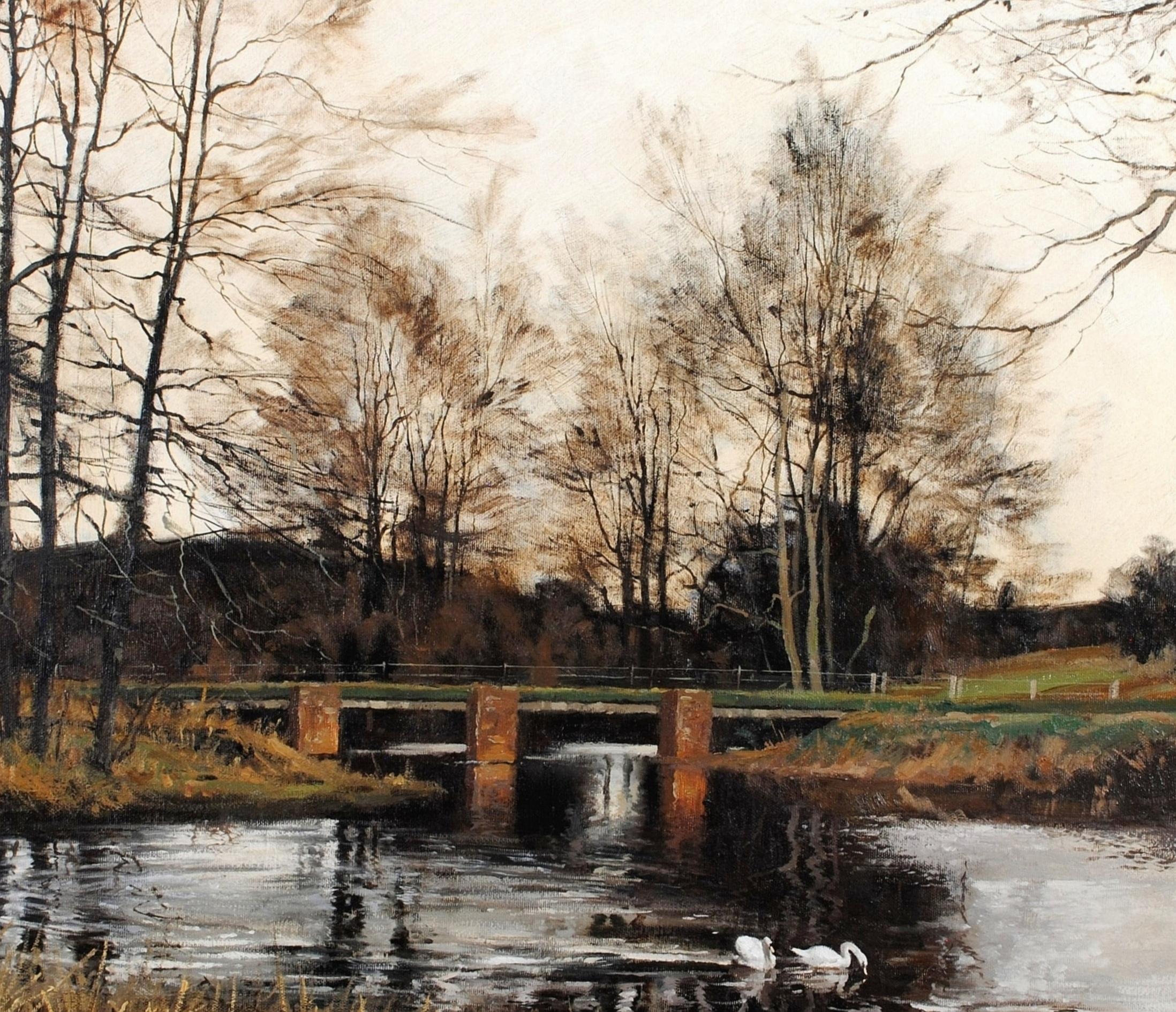 Swans on a River - Große englische atmosphärische Winterlandschaft, Ölgemälde (Beige), Landscape Painting, von Walter Robin Jennings