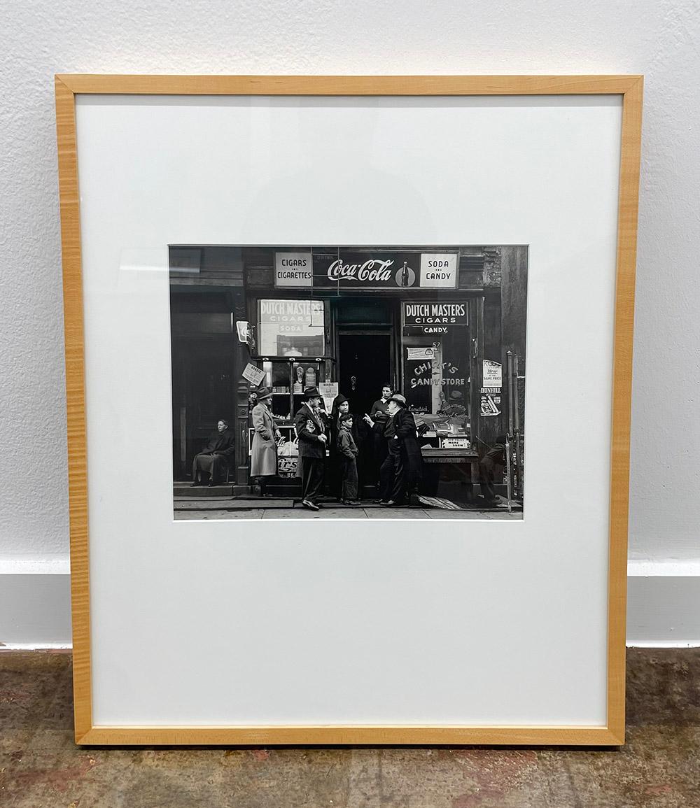Chick's Candy Store, Pitt St., N.Y. - New York City Straßenszene, Ladenfront – Photograph von Walter Rosenblum