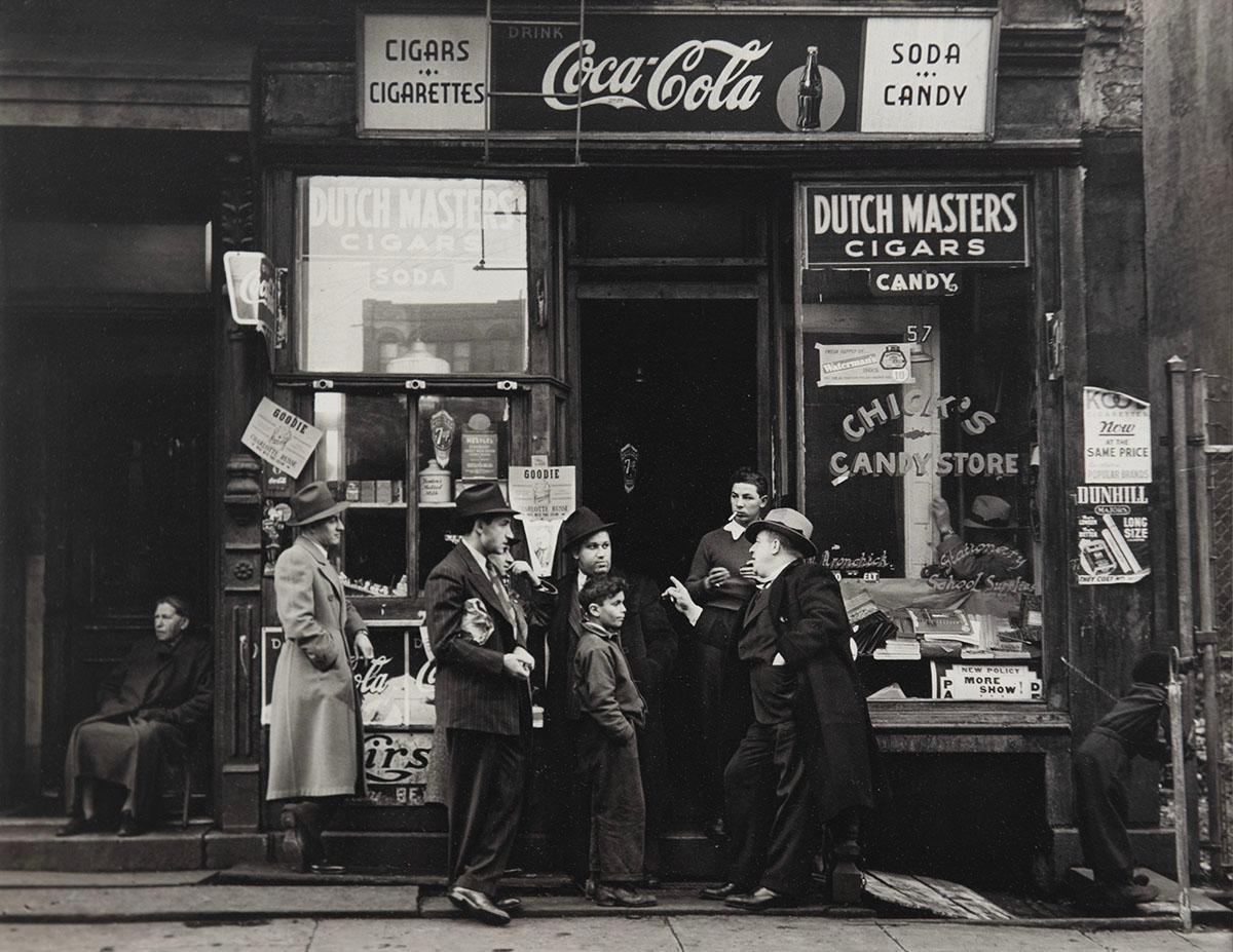 Walter Rosenblum Black and White Photograph – Chick's Candy Store, Pitt St., N.Y. - New York City Straßenszene, Ladenfront