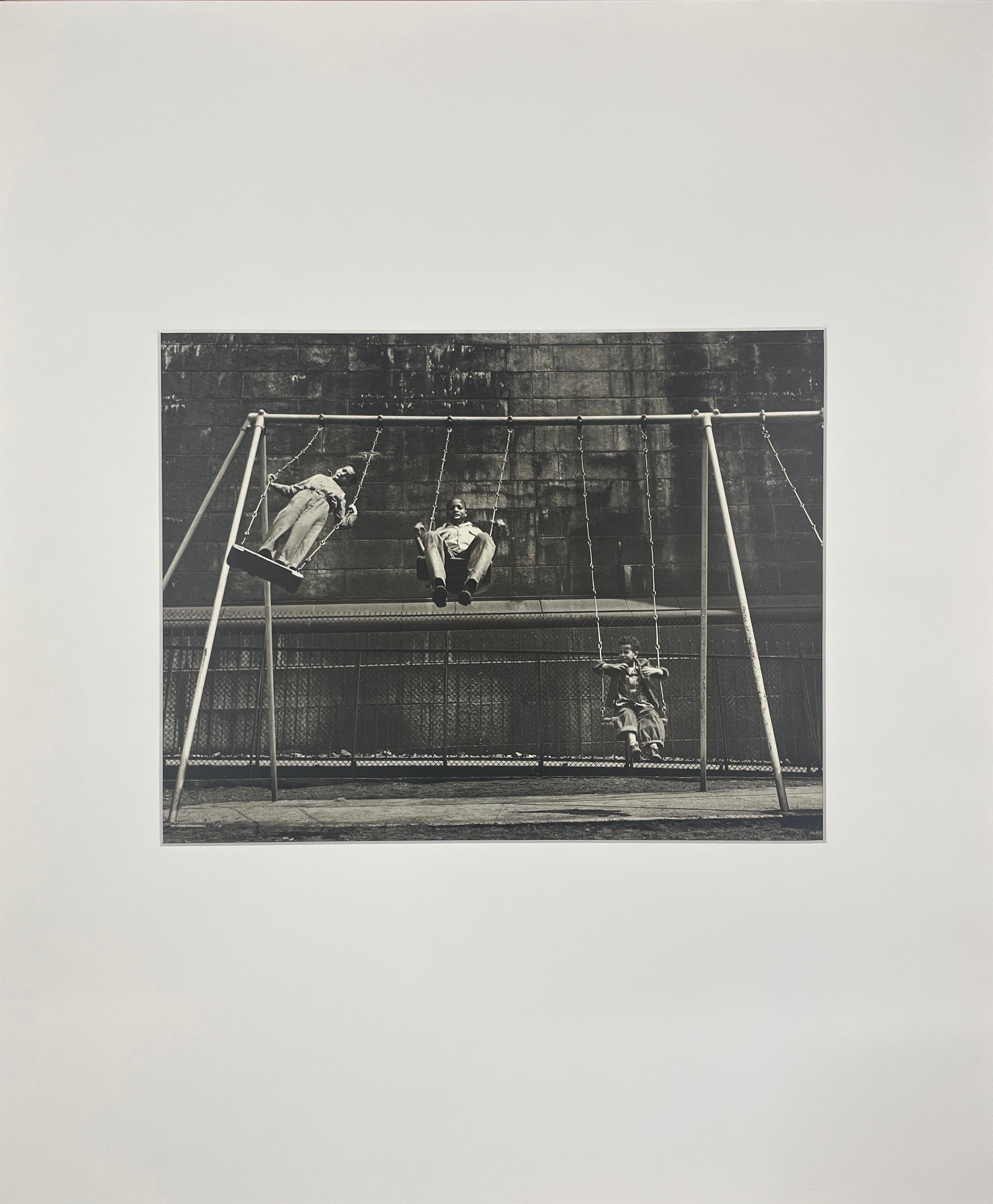 Three Boys on a Swing, Pitt St. N.Y. Schwarz-Weiß-Fotografie, Kinder – Photograph von Walter Rosenblum