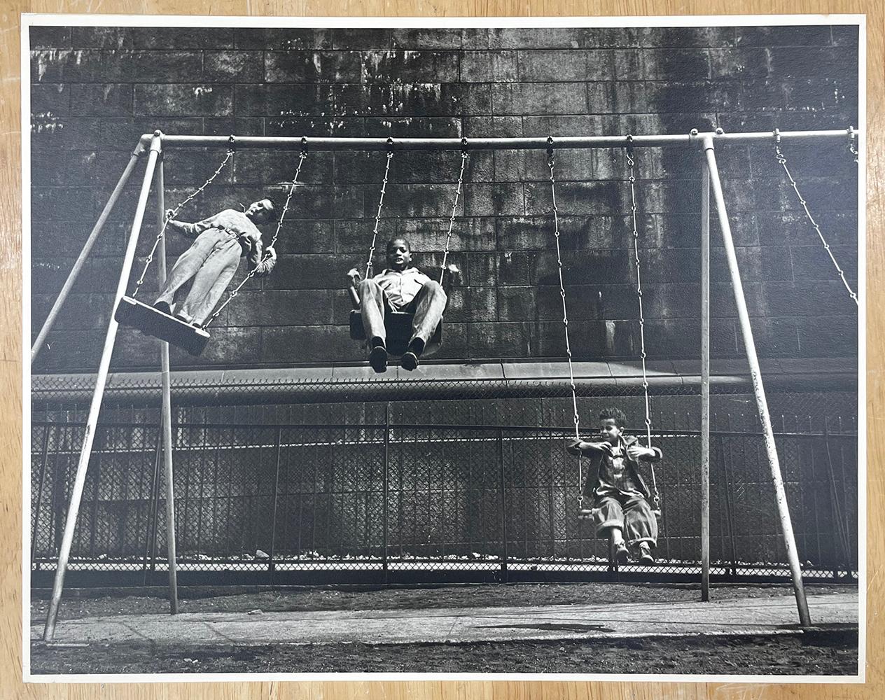 Three Boys on a Swing, Pitt St. N.Y. Schwarz-Weiß-Fotografie, Kinder (Moderne), Photograph, von Walter Rosenblum