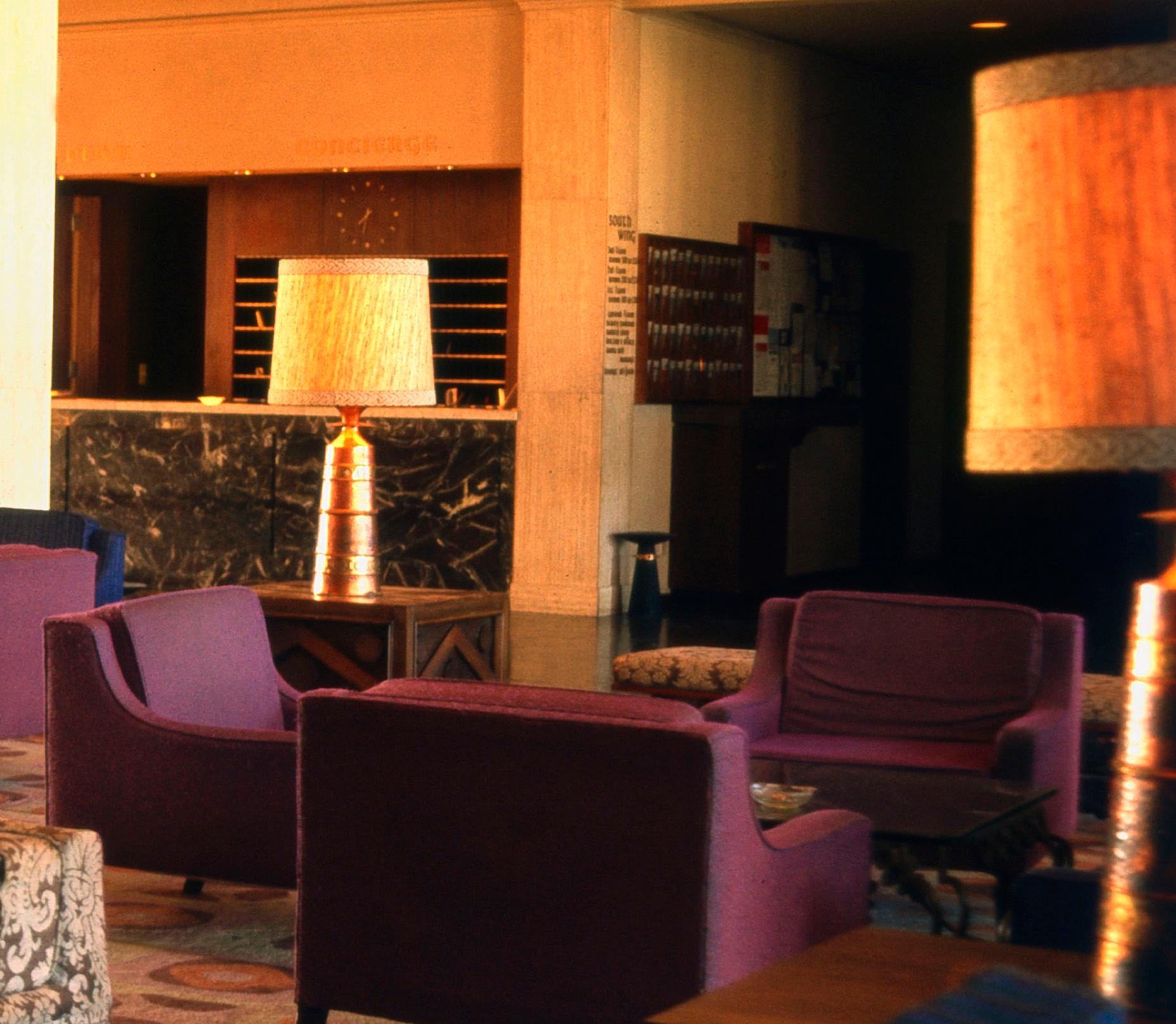 Lobby rétro de l'hôtel des années 1970, édition limitée, imprimé ultérieurement - Photograph de Walter Rudolph