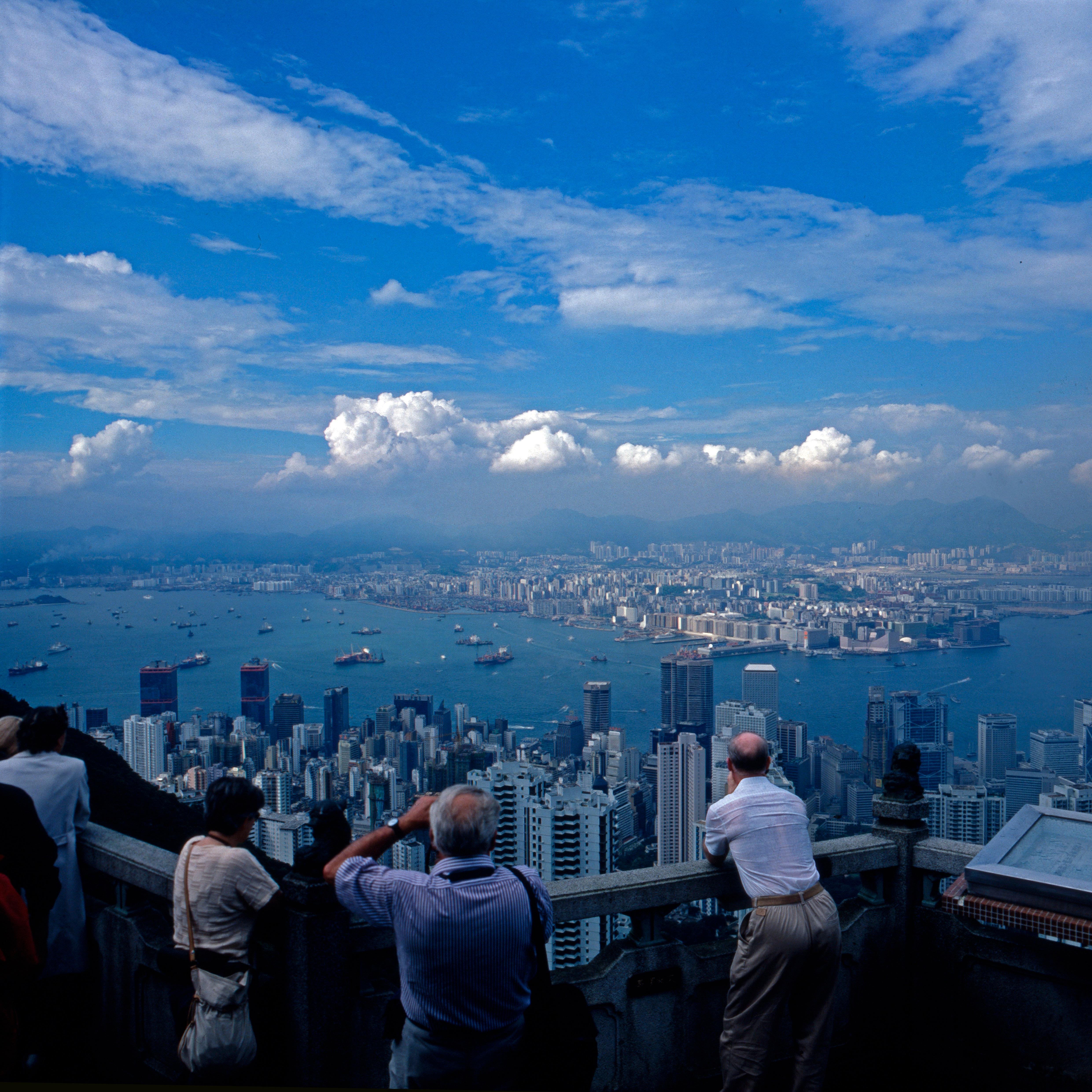 Landscape Photograph Walter Rudolph - La ville de Hong Kong, 1980, Edition limitée ΣYMO, Tirage photo sur Alu-Dibond