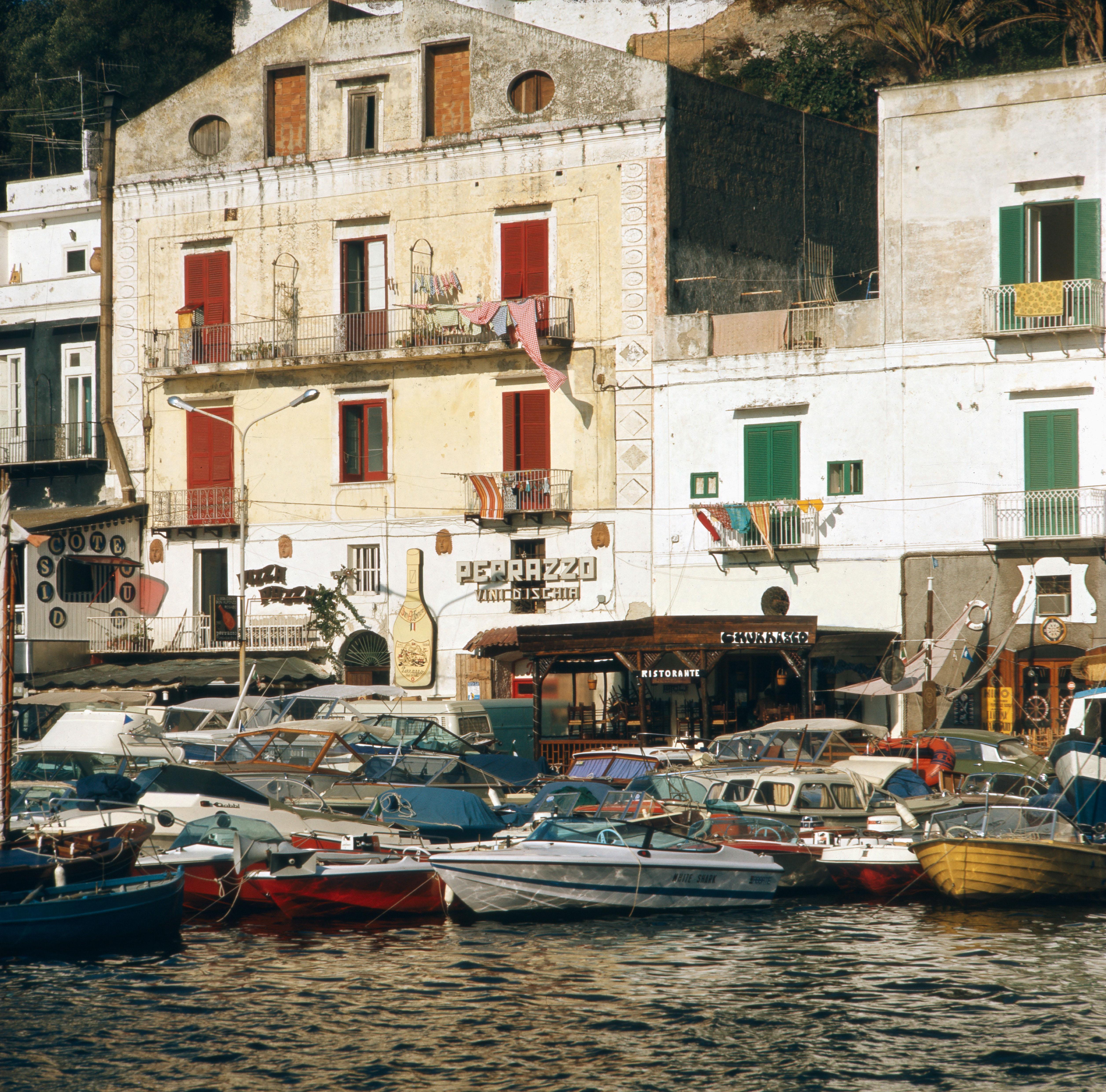 Walter Rudolph

Le sue fotografie ricordano il fotografo del jet-set Slim Aarons. Walter Rudolph ha scoperto il mondo come fotografo per idea, il viaggio era la sua passione, i suoi clienti lo portavano nei luoghi più caldi del mondo negli anni