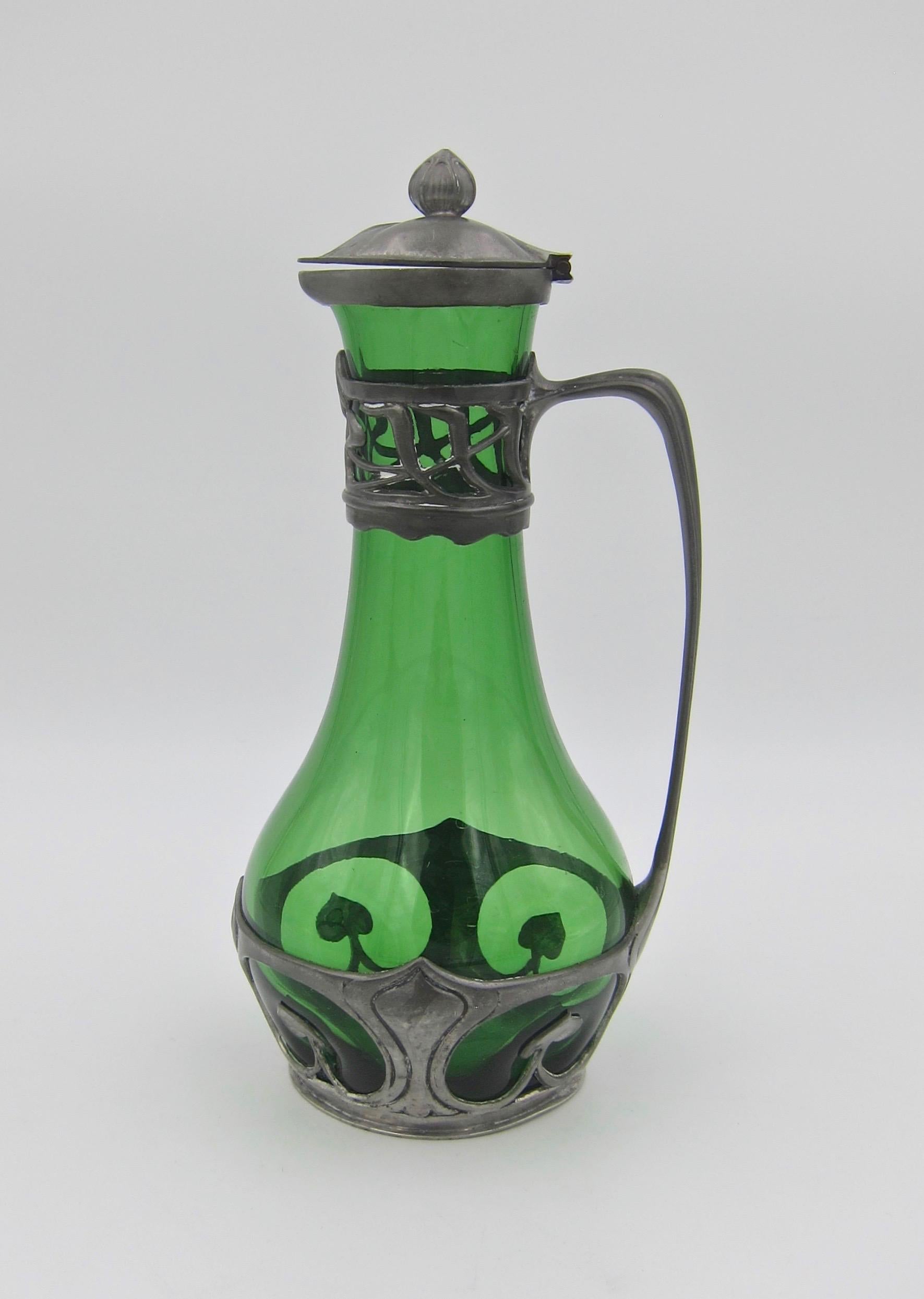 20ième siècle Walter Scherf & Co Carafe Osiris en verre vert avec montures en étain Jugendstil