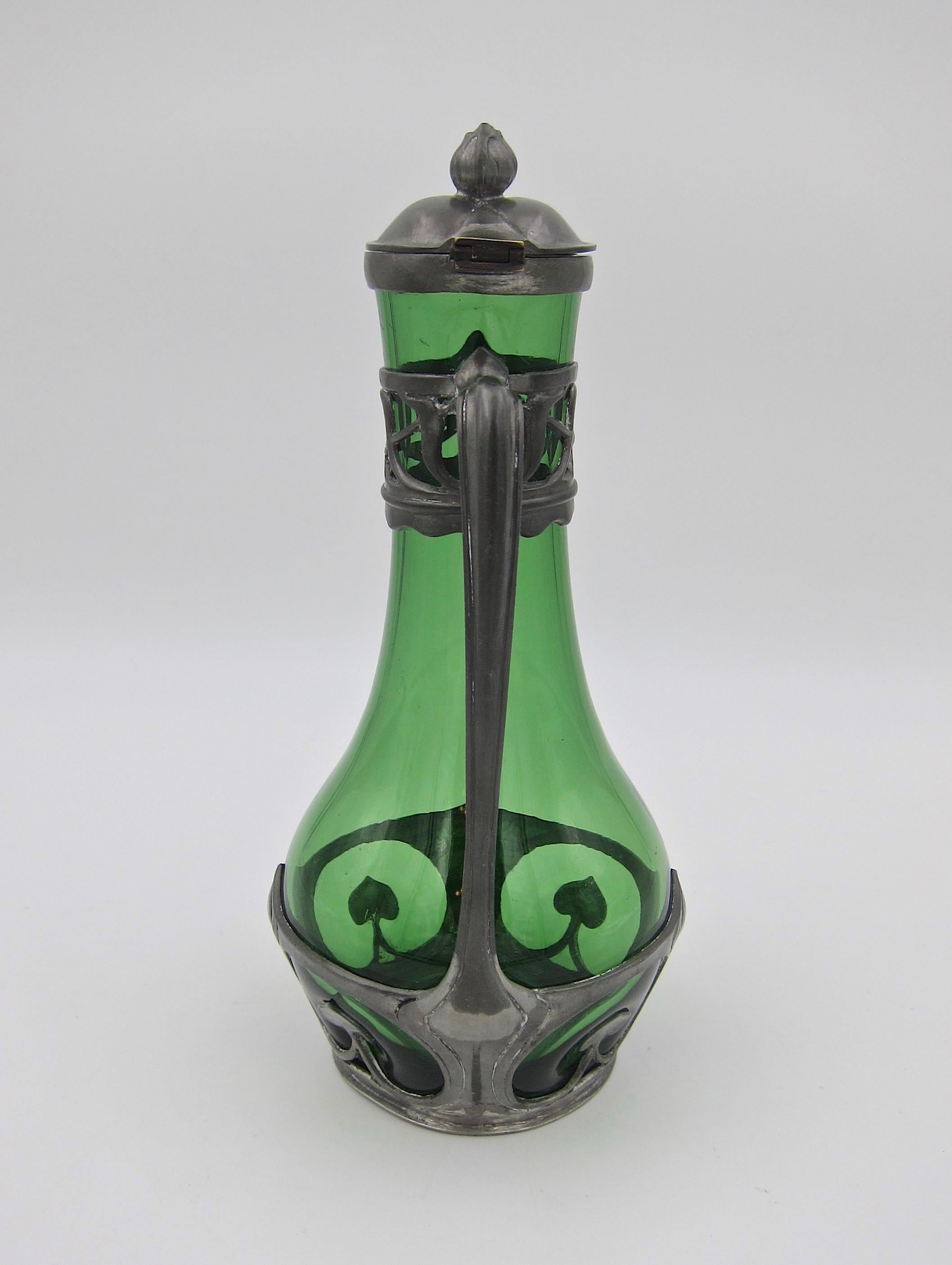 Verre Walter Scherf & Co Carafe Osiris en verre vert avec montures en étain Jugendstil