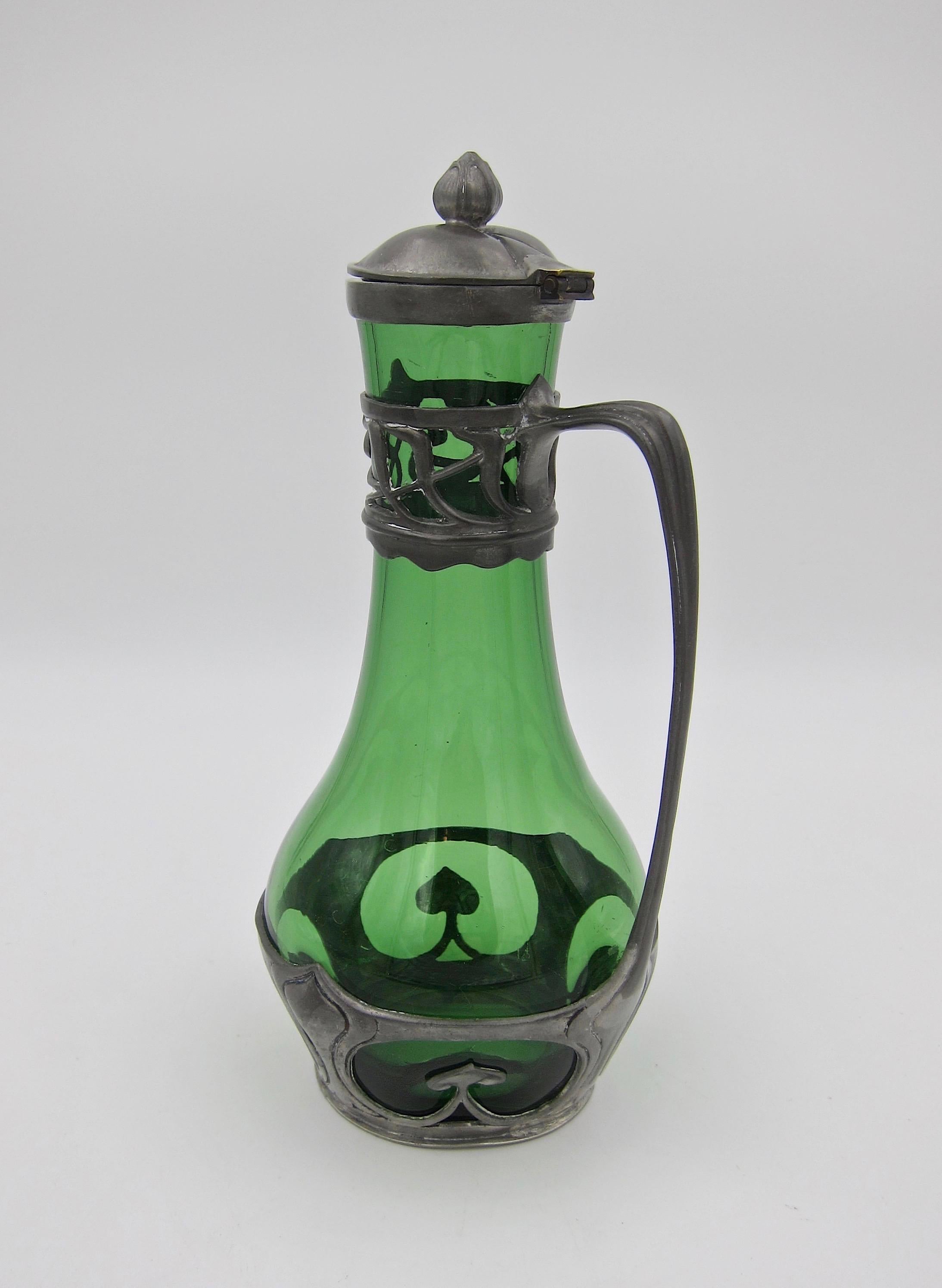 Walter Scherf & Co Carafe Osiris en verre vert avec montures en étain Jugendstil 1