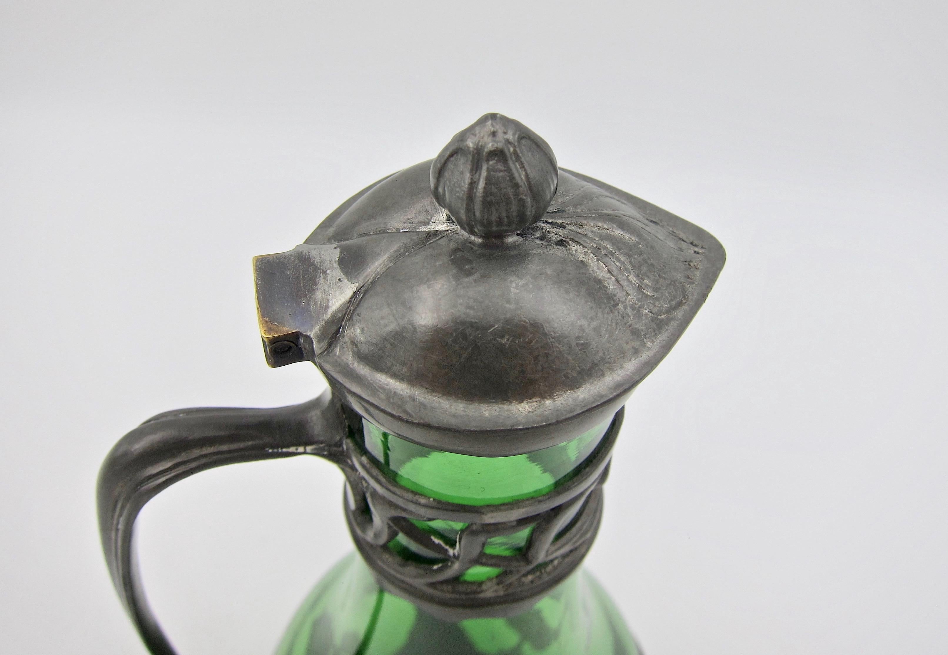 Walter Scherf & Co Carafe Osiris en verre vert avec montures en étain Jugendstil 2
