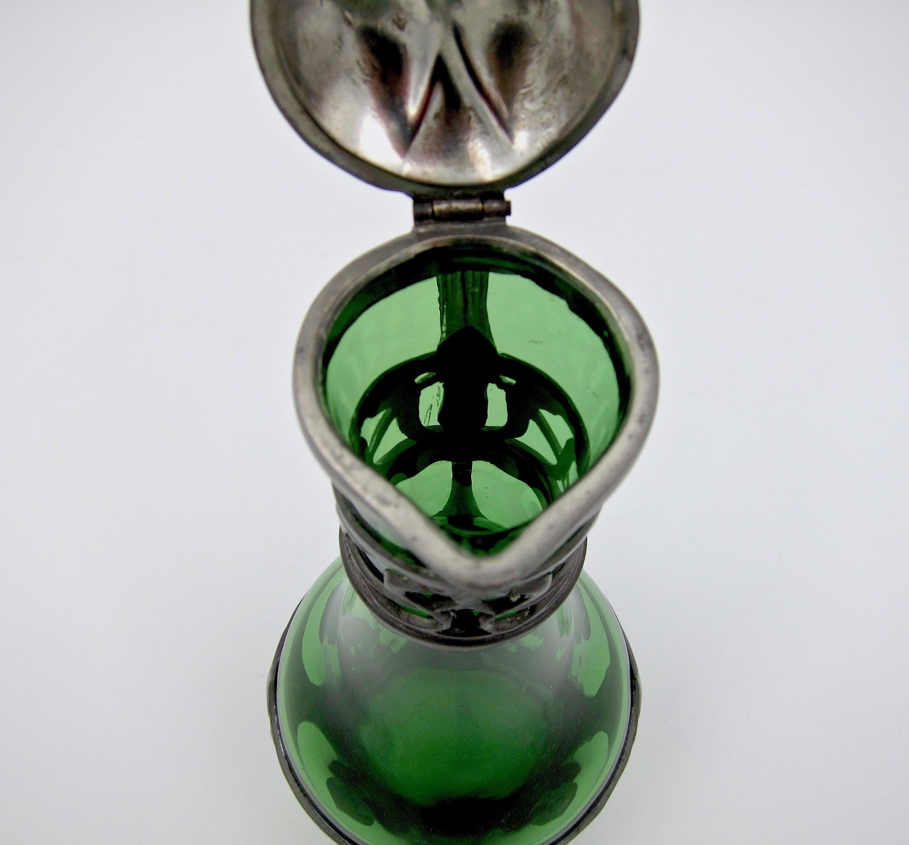 Walter Scherf & Co Carafe Osiris en verre vert avec montures en étain Jugendstil 3