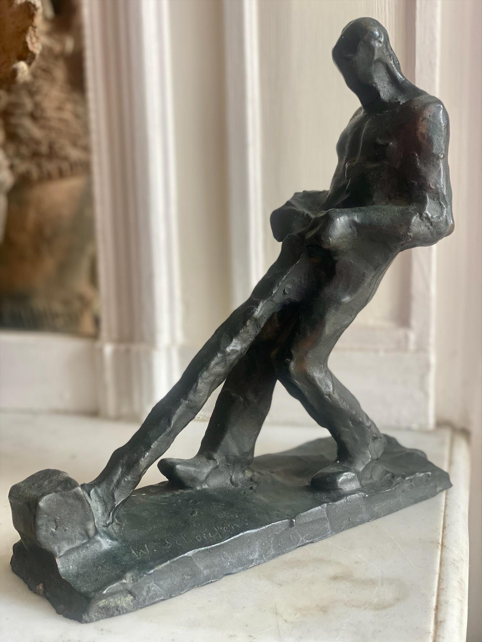 Figurative Sculpture di Walter Scheufen - Il portatore di pietra: rara scultura espressionista tedesca in bronzo