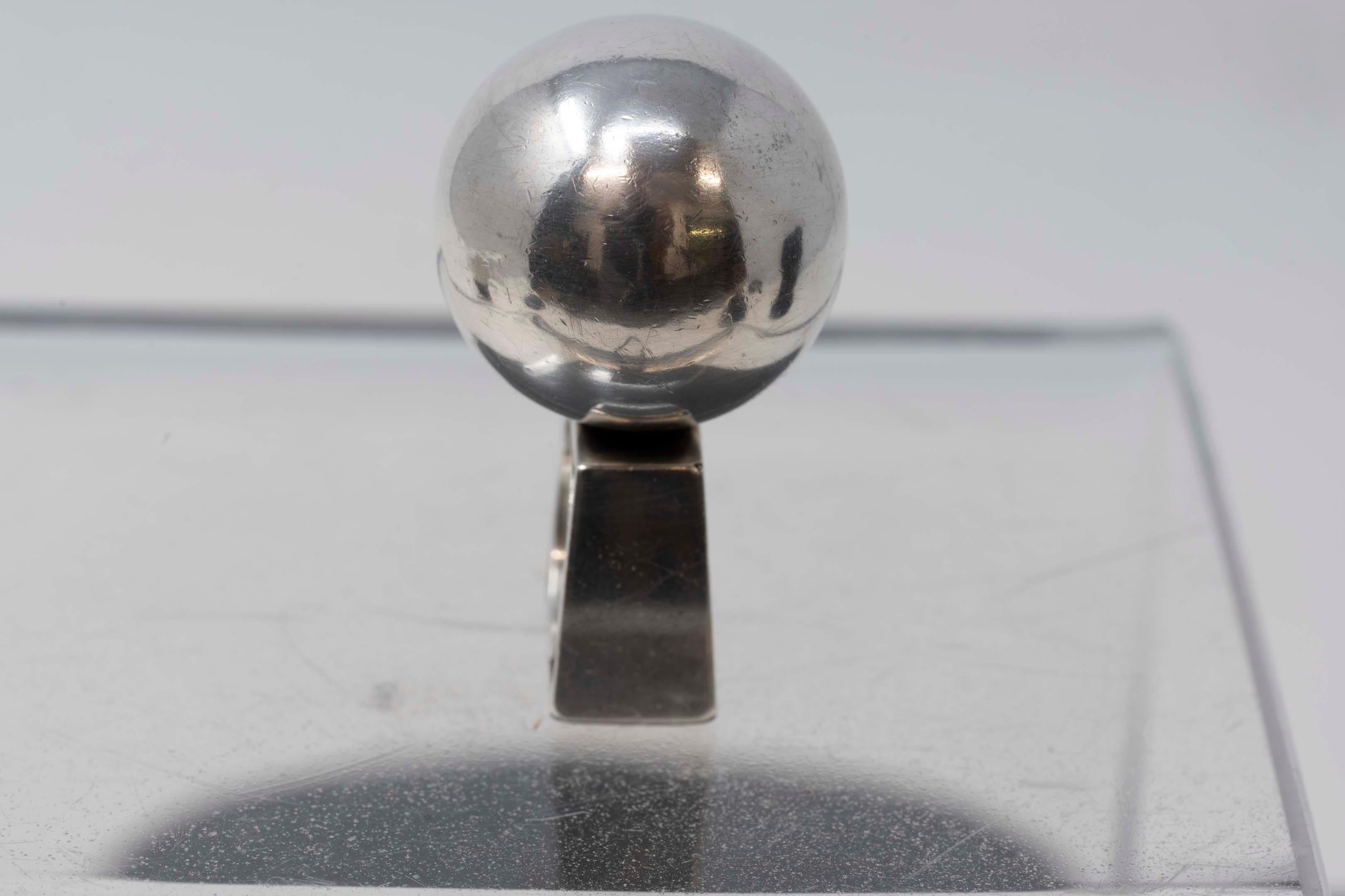 Walter Schluep 1931-2016 Canadian modernist jeweler. Sterling silver sphere ring, size 5.5. Stamped inside, sphere dimensions are 28mm in diameter. Measures 42mm tall, Made in Canada late 20th century. In good condition.
