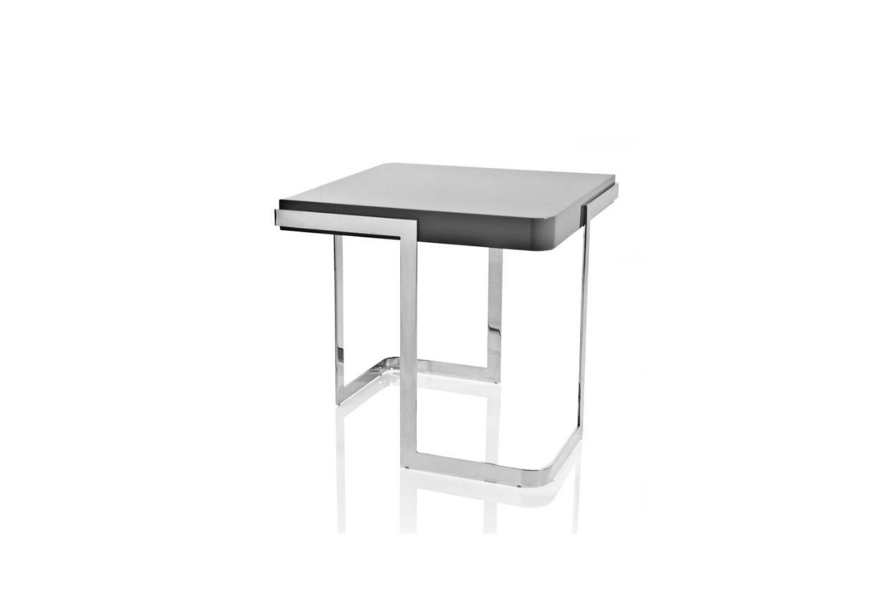 Moderne Table d'appoint Walter avec plateau laqué gris et base en acier inoxydable en vente