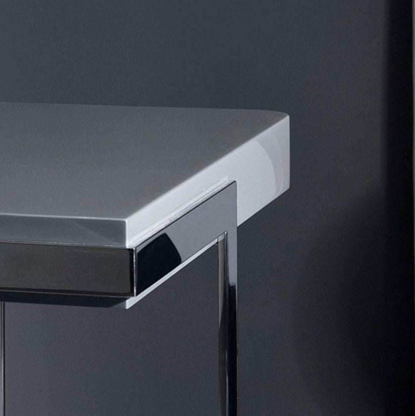 Libanais Table d'appoint Walter avec plateau laqué gris et base en acier inoxydable en vente