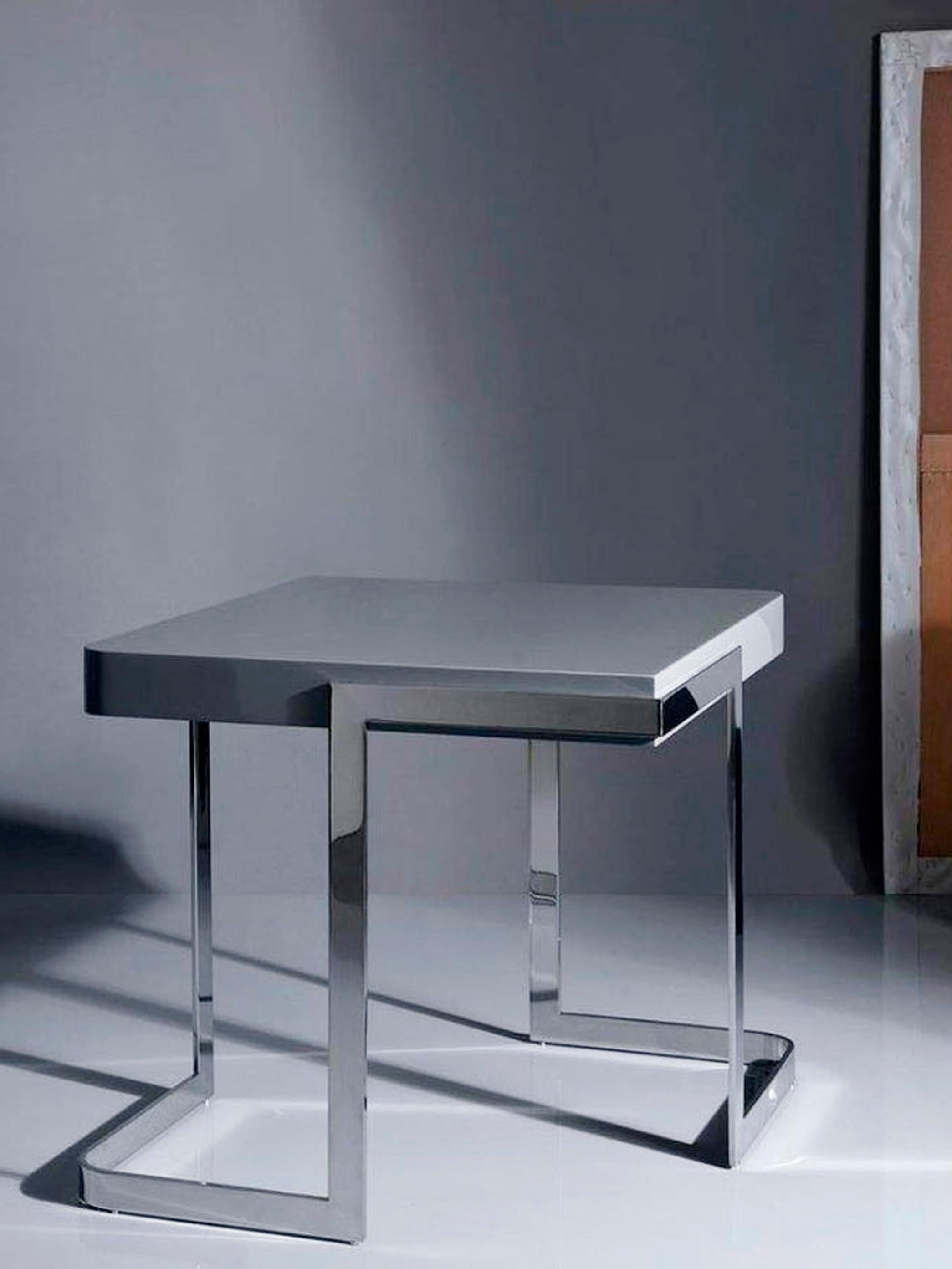 XXI secolo e contemporaneo Walter, Tavolino con piano laccato grigio e base in acciaio inox in vendita