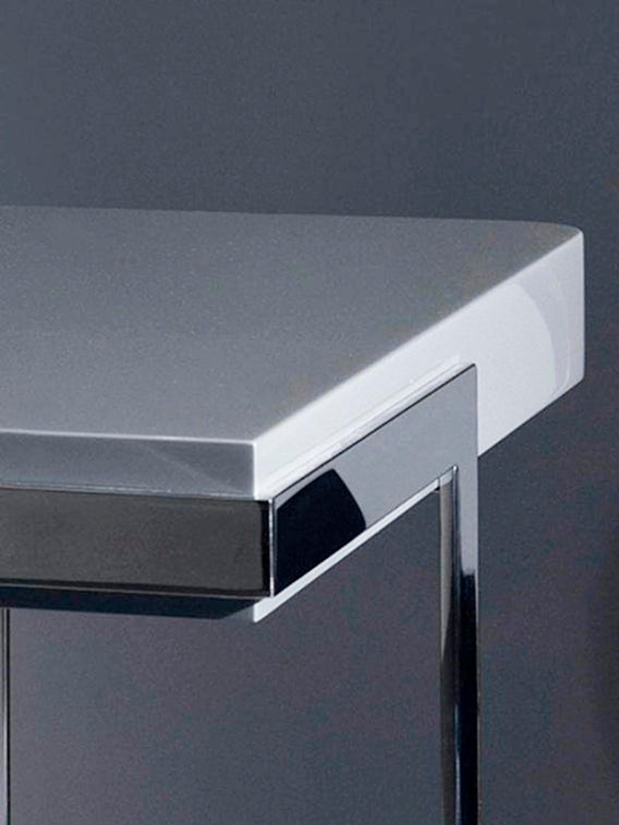 Acciaio inossidabile Walter, Tavolino con piano laccato grigio e base in acciaio inox in vendita