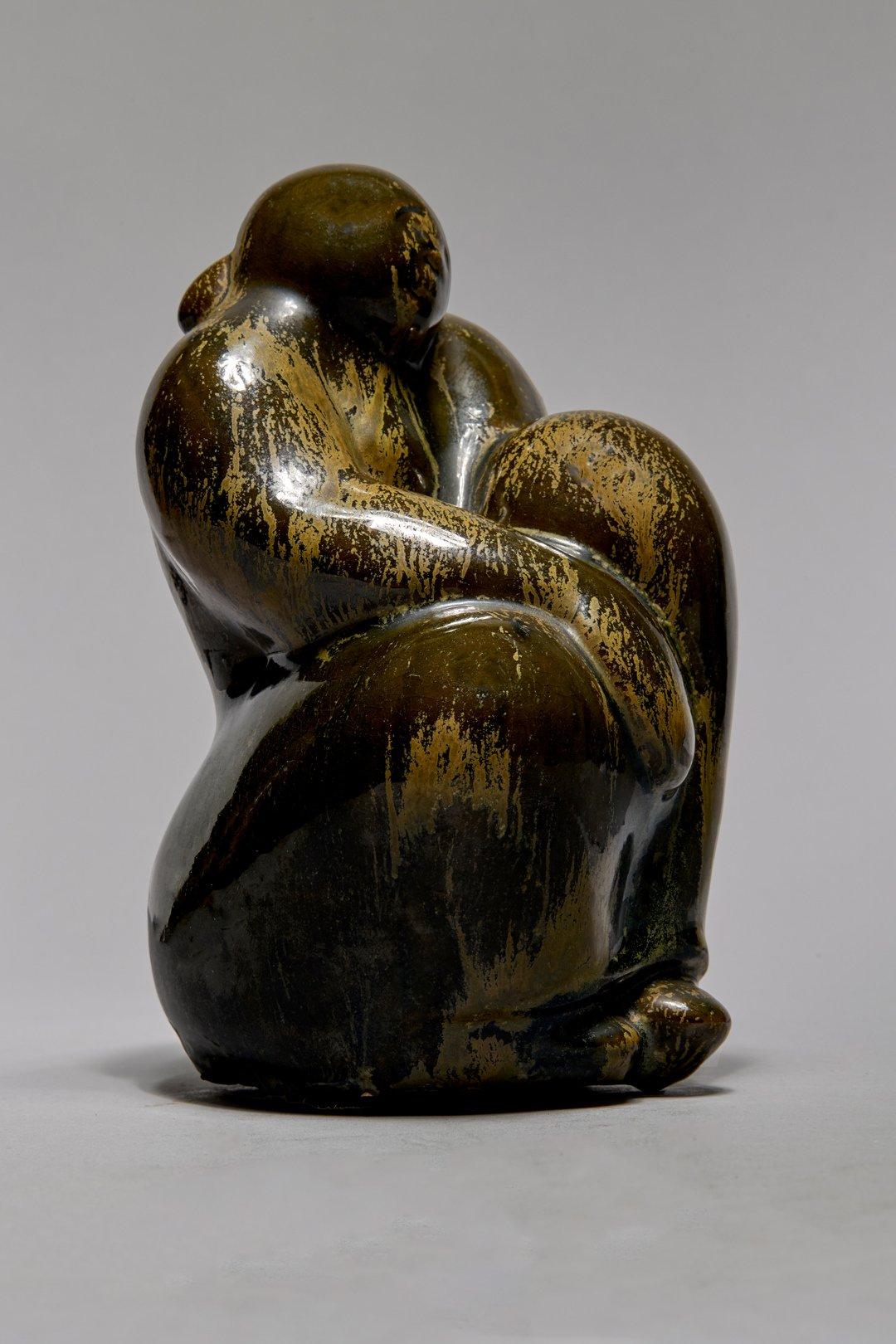 Scultura in ceramica di metà secolo raffigurante una donna seduta, artista della scuola di Cleveland - Sculpture di Walter Sinz