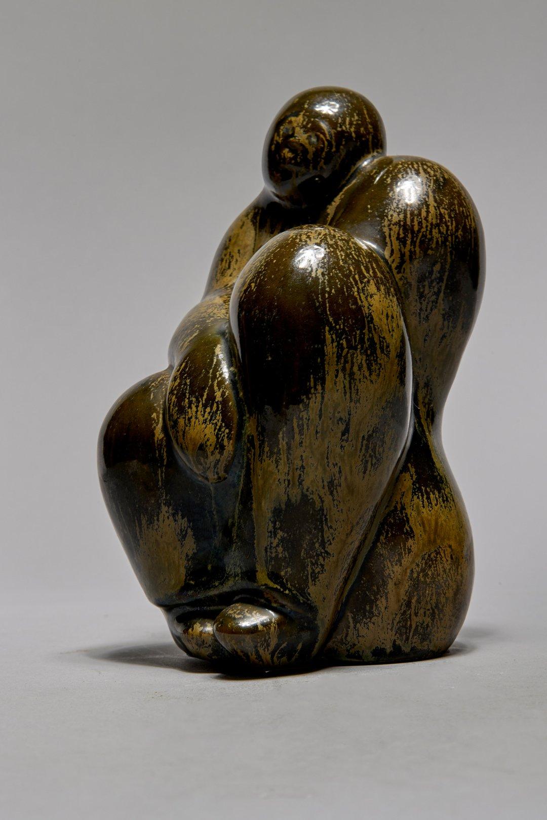 Scultura in ceramica di metà secolo raffigurante una donna seduta, artista della scuola di Cleveland - Figurative Sculpture Grigio di Walter Sinz