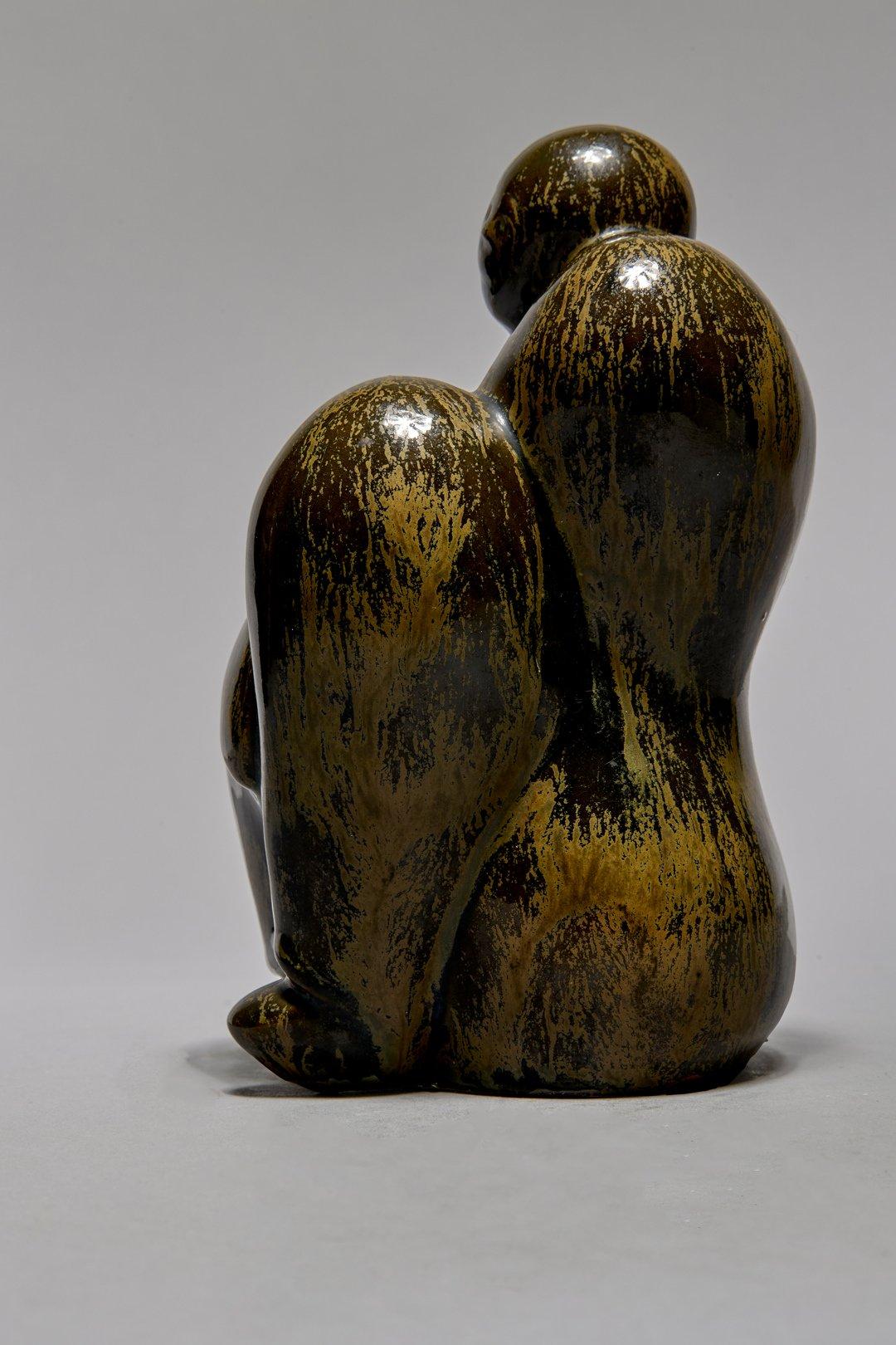 Walter Sinz (americano, 1881-1966)
Donna seduta, 1940 ca.
Ceramica 
6 x 3,5 x 3,5 pollici

Walter A. Sinz era uno scultore americano nato a Cleveland, Ohio, il 13 luglio 1881. Il padre di Sinz era un istruttore di litografia presso la Cleveland
