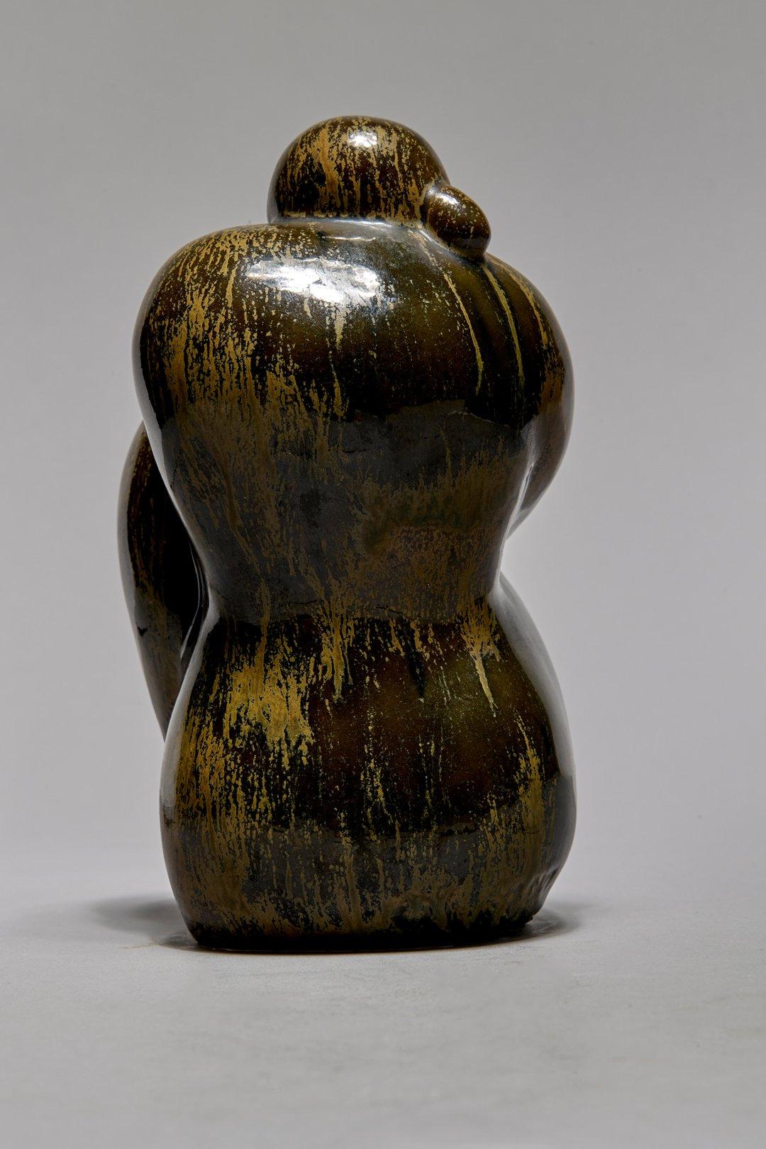 Scultura in ceramica di metà secolo raffigurante una donna seduta, artista della scuola di Cleveland in vendita 1
