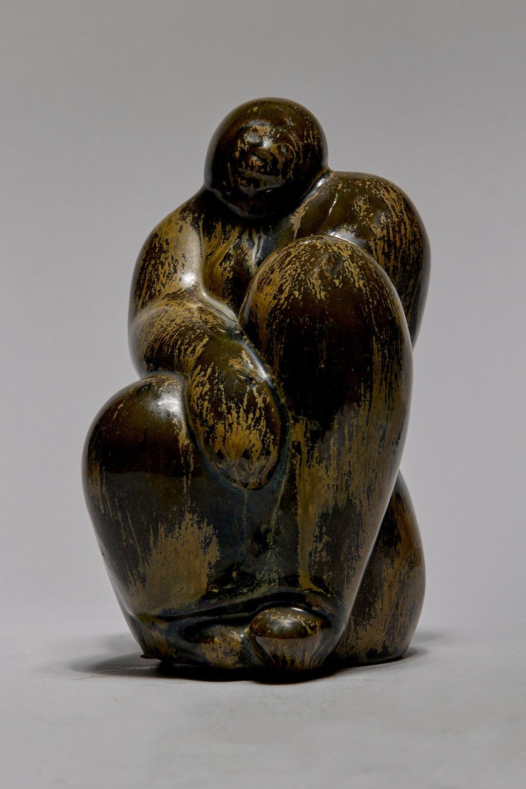 Figurative Sculpture di Walter Sinz - Scultura in ceramica di metà secolo raffigurante una donna seduta, artista della scuola di Cleveland