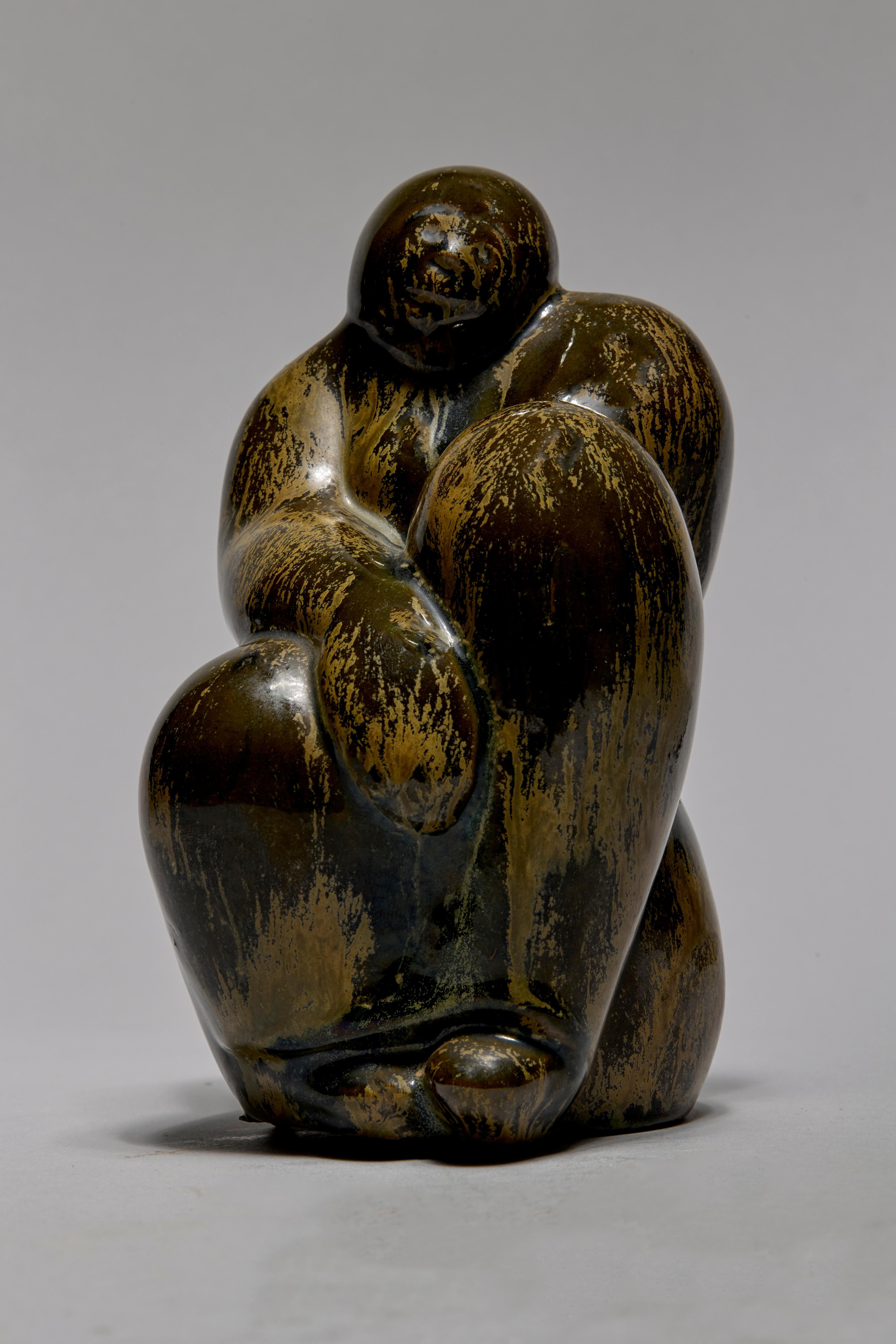 Scultura in ceramica di metà secolo raffigurante una donna seduta, artista della scuola di Cleveland