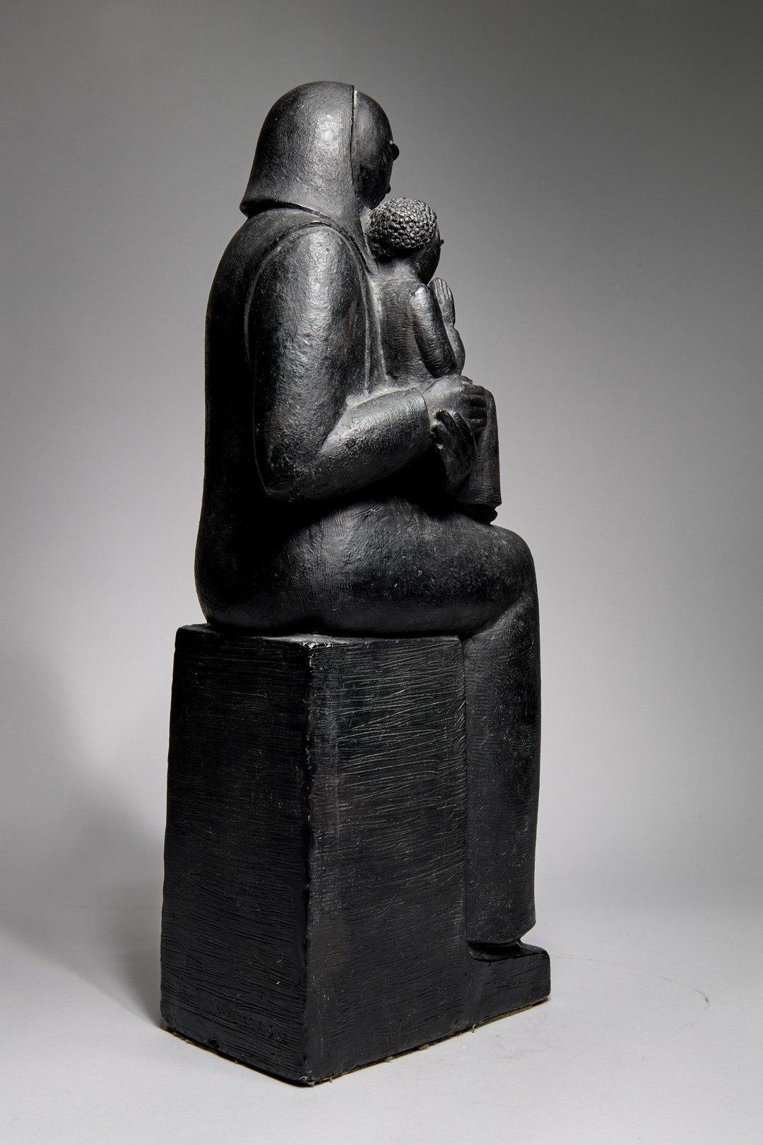 Madre e bambino, scultura della metà del XX secolo, artista della Scuola di Cleveland - Figurative Sculpture Grigio di Walter Sinz