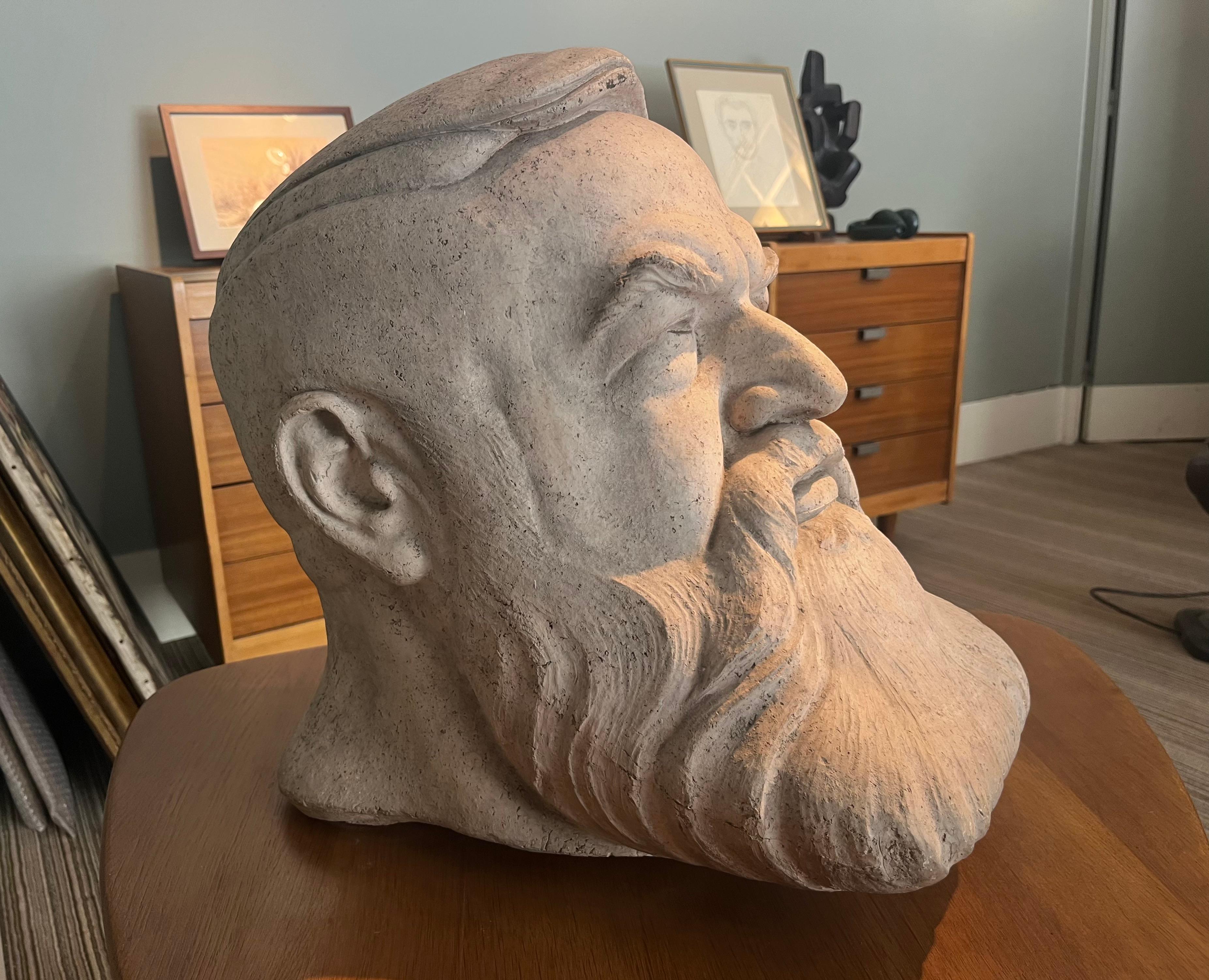 Ein seltenes Werk des Schweizer Bildhauers Walter Spaeny

Kopf von Tristan Bernad (1866 - 1947) , französischer Schriftsteller, Journalist und auch Rechtsanwalt. 

Terrakotta
Signiert auf der Rückseite
