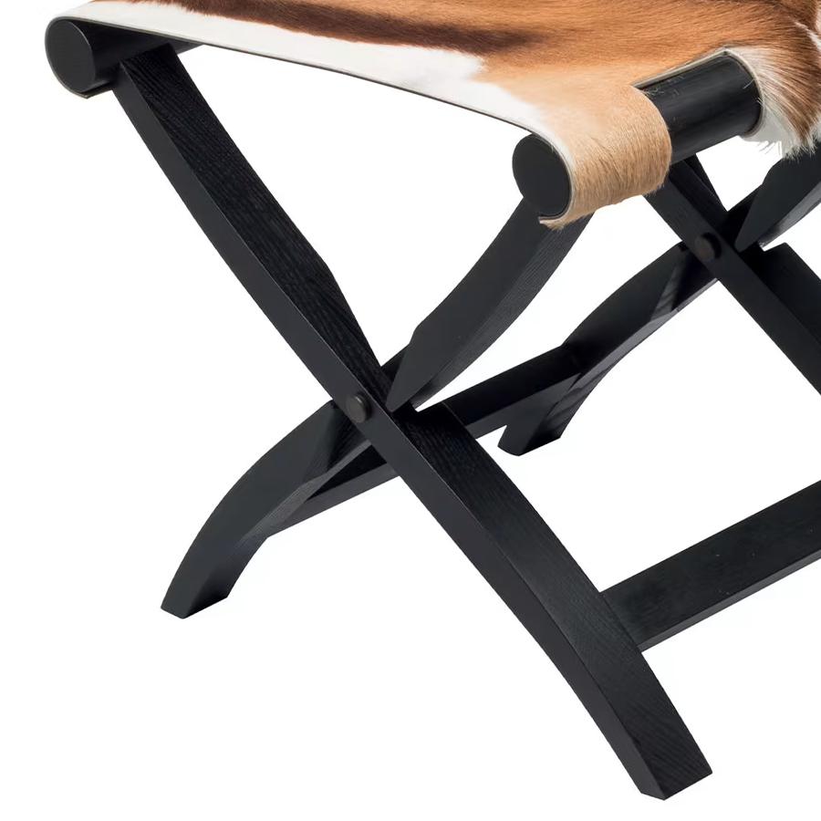 Tabouret pliant Walter Springbok noir avec pliant solide 
base en chêne en finition noircie teintée. Avec de vrais springboks
siège en peau.