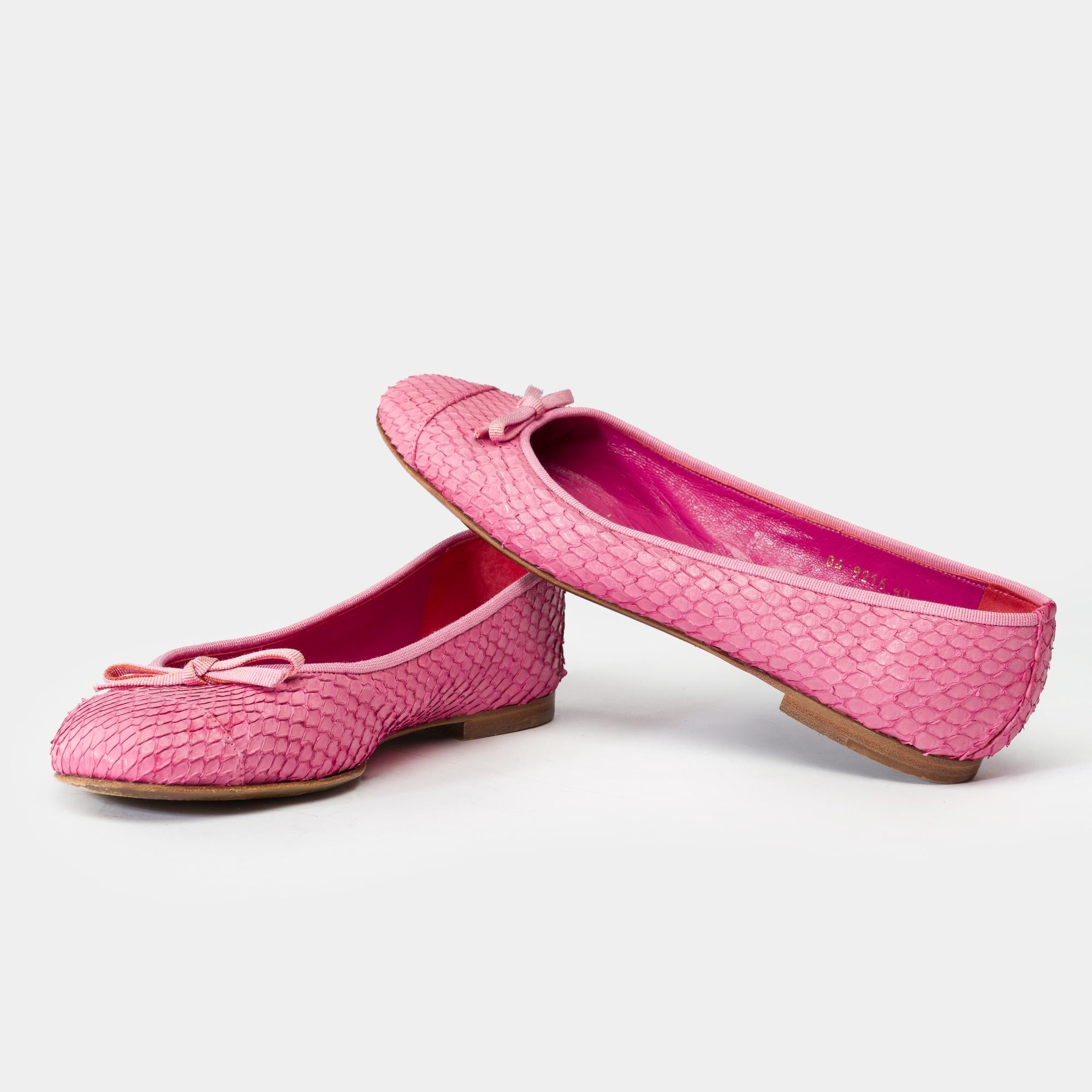 Ballerines très chic Walter Steiger en cuir python rose, bout arrondi, nœud décoratif sur le devant, semelles en cuir
Marque : Walter Steiger
MATERIAL : Véritable python
Taille : 40 EU (8.5 US)

Référence : 102240

État général : 6,5/10
Bon état