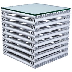 Quadratischer minimalistischer Tisch aus Metall und Glas, Einzigartiger skulpturaler Akzenttisch