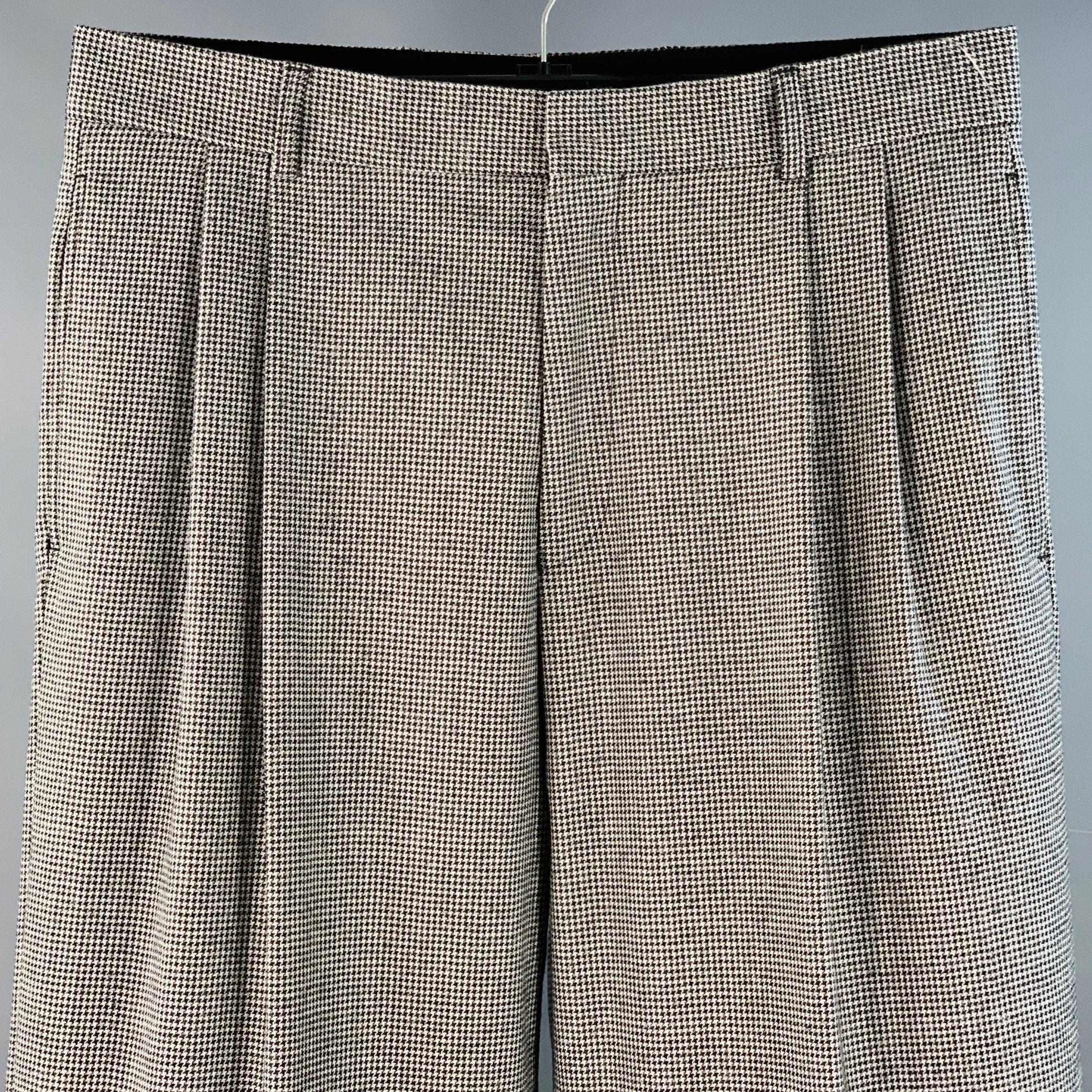 Pantalon habillé WALTER VAN BEIRENDONCK
en coton mélangé extensible noir et blanc, avec un motif pied-de-poule, un style plissé, une jambe à revers et une fermeture à glissière. Fabriqué dans l'UE. Excellent état. 

Marqué :   IT 48 

Mesures : 
 