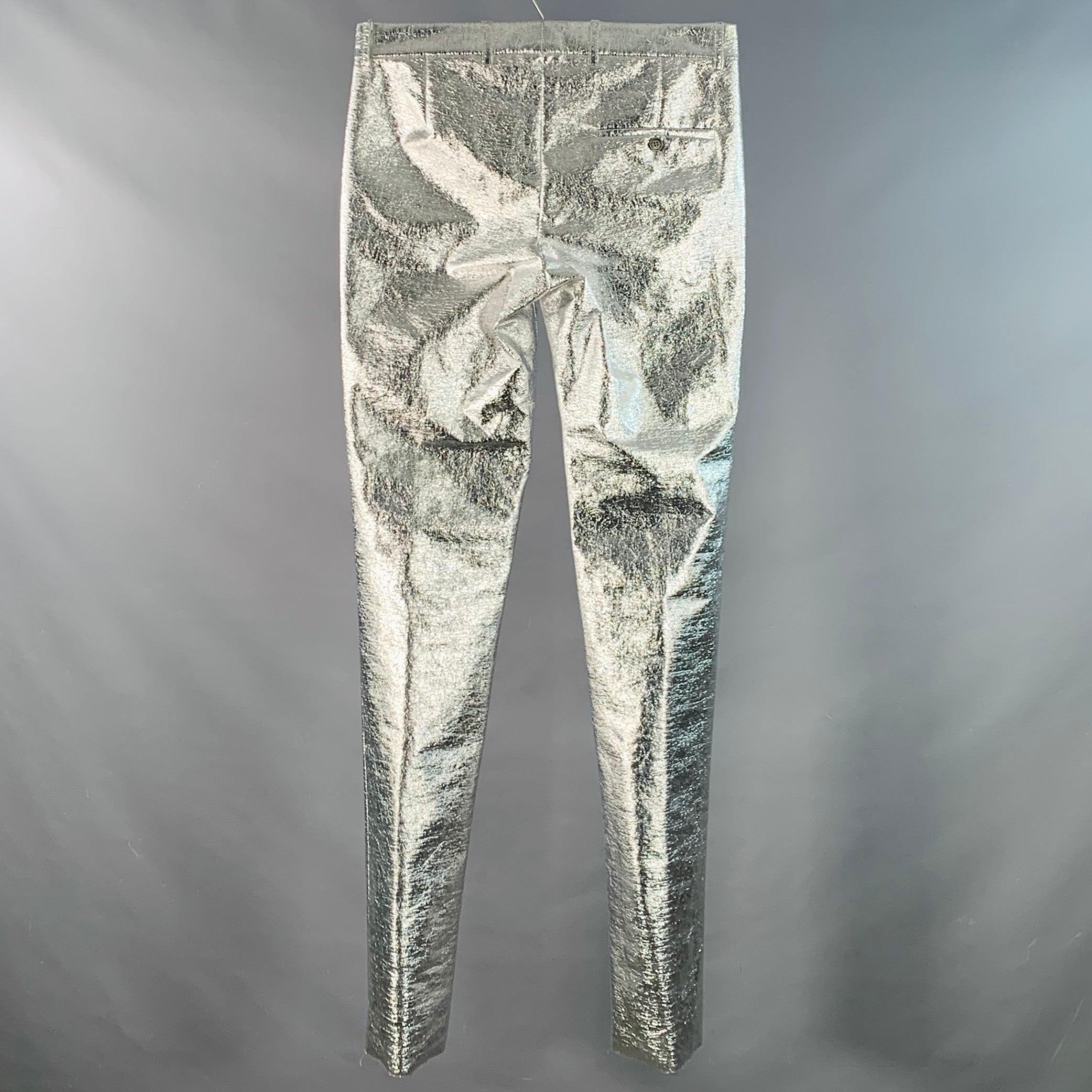Pantalon habillé WALTER VAN BEIRENDONCK
en laine mélangée de couleur argent métallique, avec un devant plat, une jambe fuselée et une fermeture à glissière. Fabriqué dans l'UE. Excellent état avec étiquettes. 

Marqué :   IT 48/M 

Mesures : 
 
