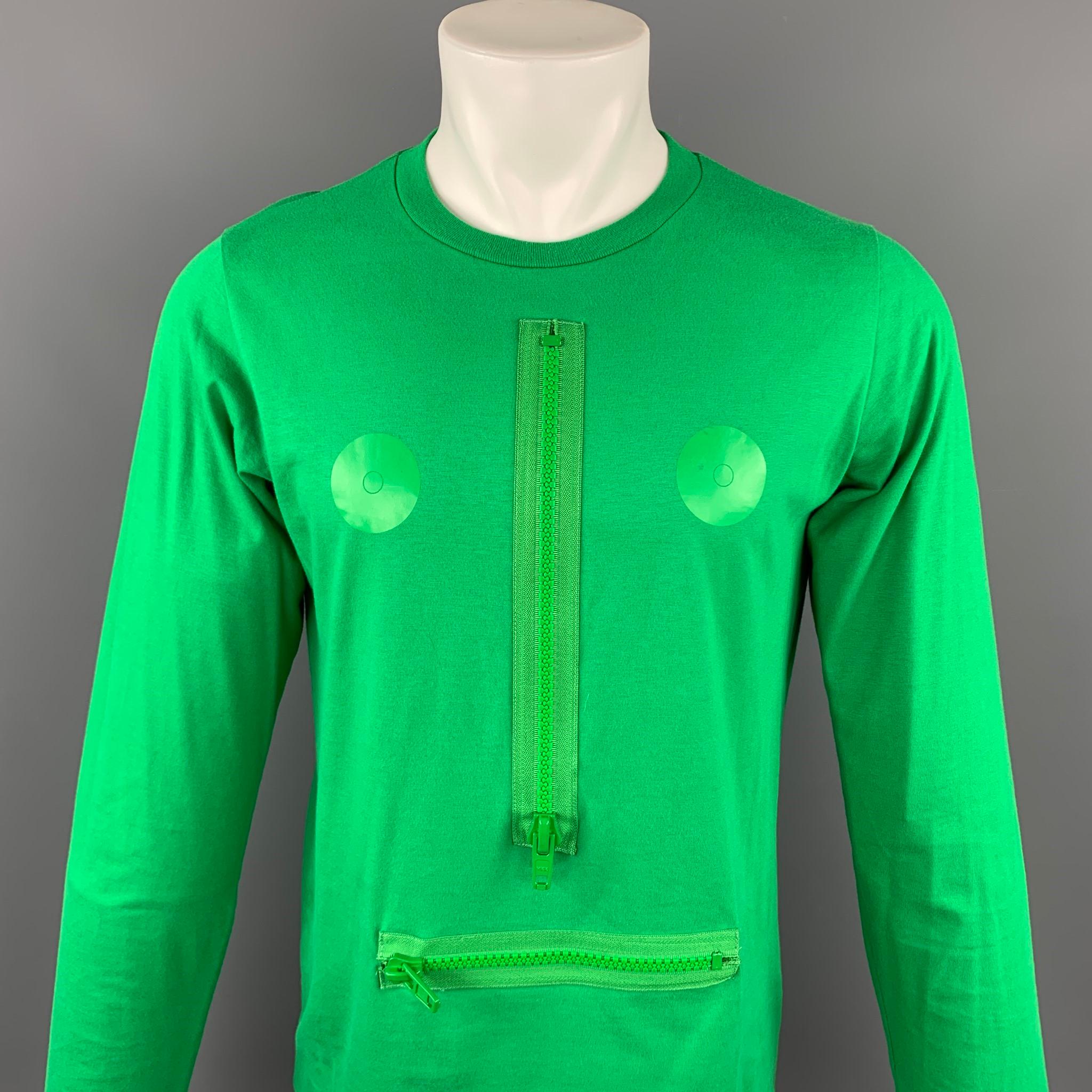 WALTER VAN BEIRENDONCK long sleeve t-shirt comes in a green cotton with front zipper details featuring a crew-neck. Made in Italy.

Very Good Pre-Owned Condition.
Marked: XL

Measurements:

Shoulder: 17.5 in.
Chest: 41 in.
Sleeve: 29 in. 
Length: