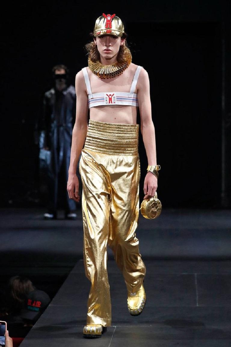 WALTER VAN BEIRENDONCK Spring 2023 collar in a gold leather fabric featuring an Elizabethan ruff style, and snap closure.Very Good Pre-Owned Condition. 

Marqué :   taille non indiquée 

Mesures : 
  Approx. Ouverture : 16 pouces Largeur : 1.5