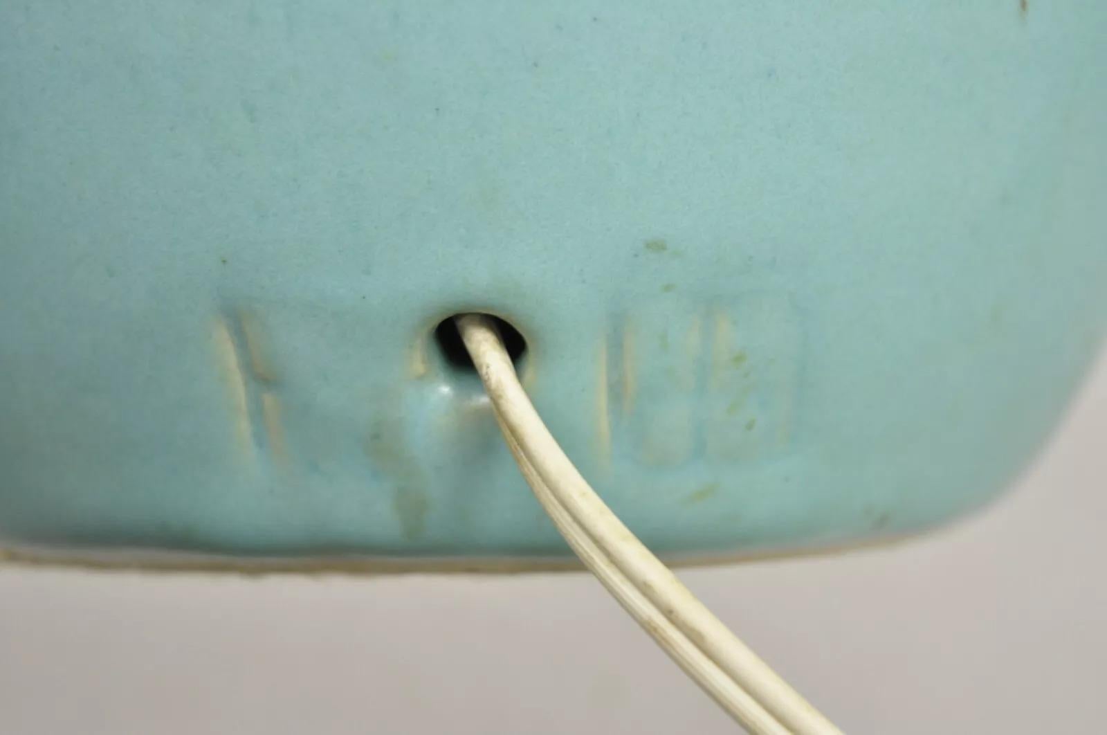 Walter Van Briggle lampe de bureau en poterie bulbeuse bleu turquoise avec abat-jour papillon en vente 4