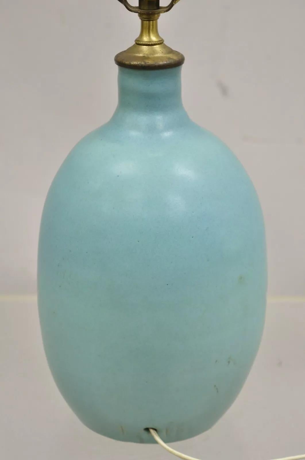Walter Van Briggle lampe de bureau en poterie bulbeuse bleu turquoise avec abat-jour papillon en vente 5
