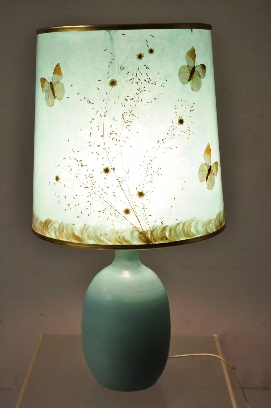 Lampe de table vintage Walter Van Briggle en poterie bulbeuse bleu turquoise avec abat-jour papillon. Circa Mid 20th Century. Dimensions : Ensemble : 26,5