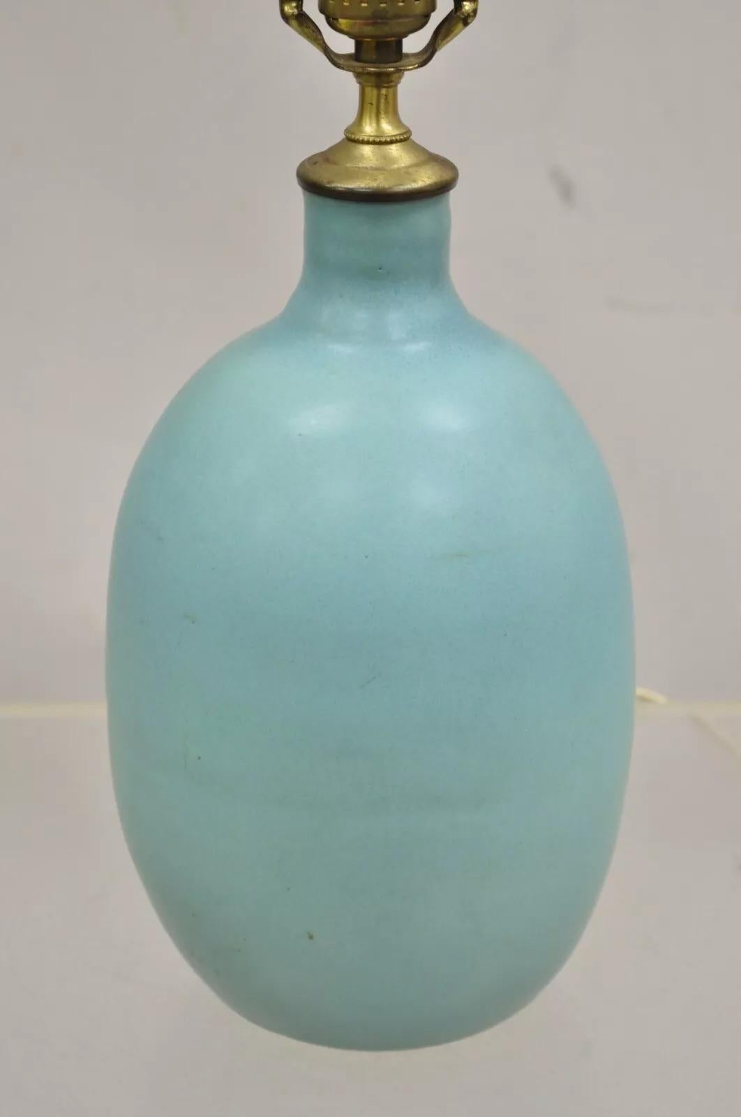 Mid-Century Modern Walter Van Briggle lampe de bureau en poterie bulbeuse bleu turquoise avec abat-jour papillon en vente