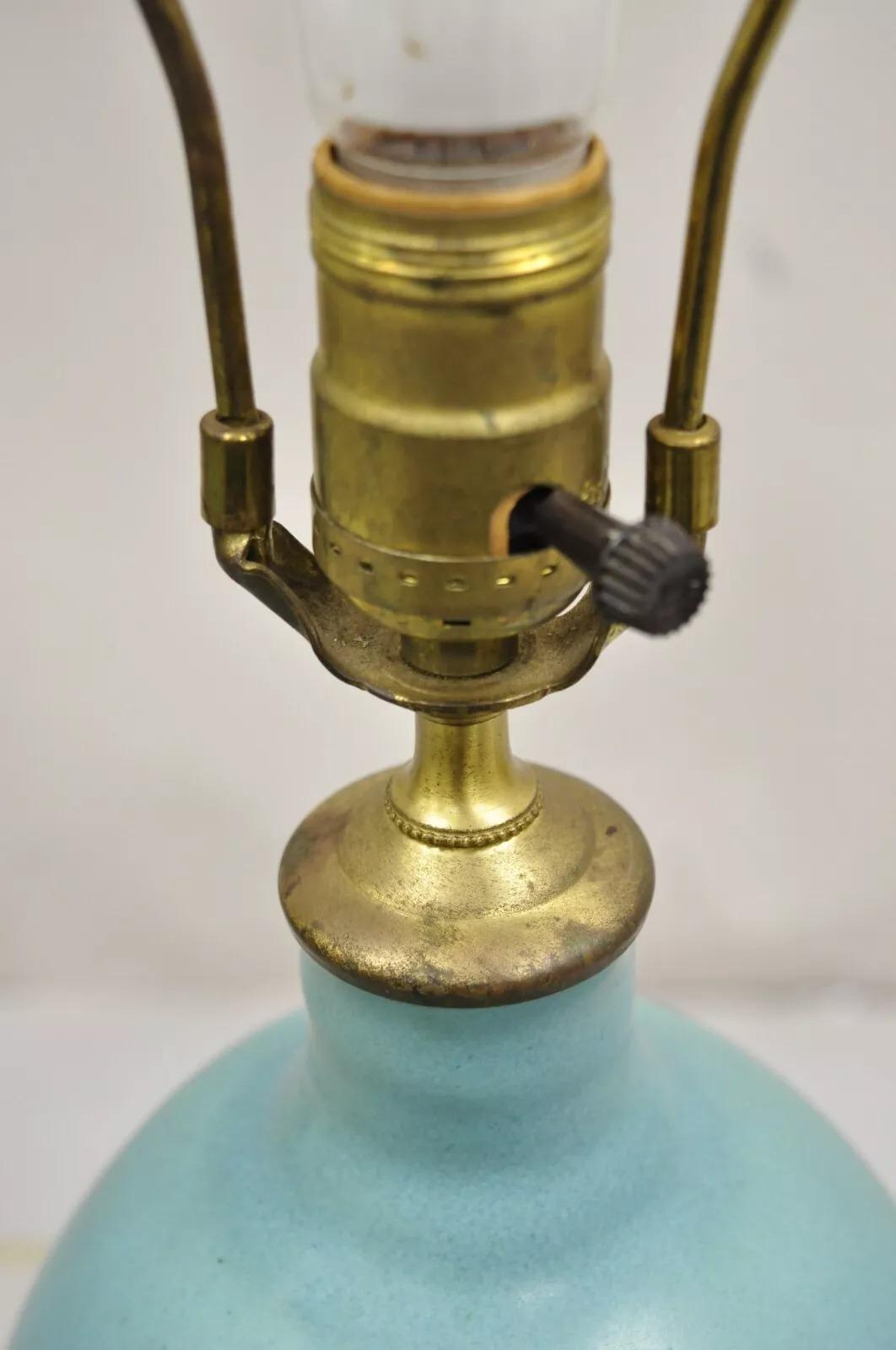 Walter Van Briggle lampe de bureau en poterie bulbeuse bleu turquoise avec abat-jour papillon Bon état - En vente à Philadelphia, PA
