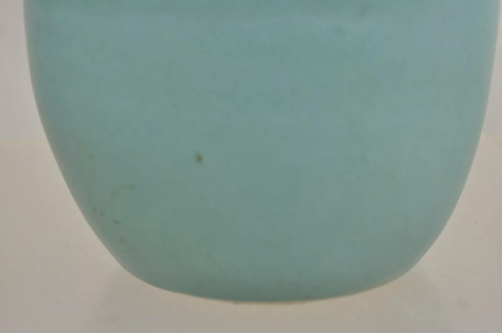 20ième siècle Walter Van Briggle lampe de bureau en poterie bulbeuse bleu turquoise avec abat-jour papillon en vente