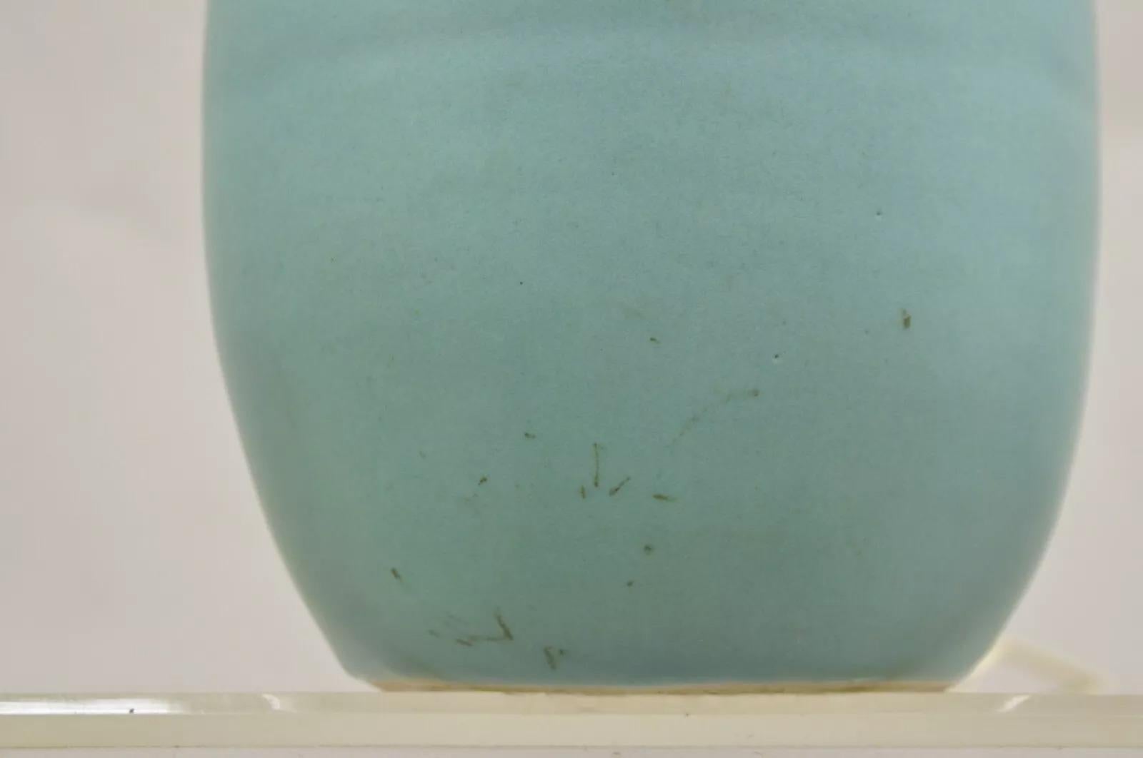Céramique Walter Van Briggle lampe de bureau en poterie bulbeuse bleu turquoise avec abat-jour papillon en vente