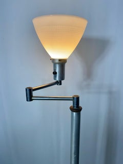 Lampada da terra a braccio oscillante in alluminio Walter Von Nessen