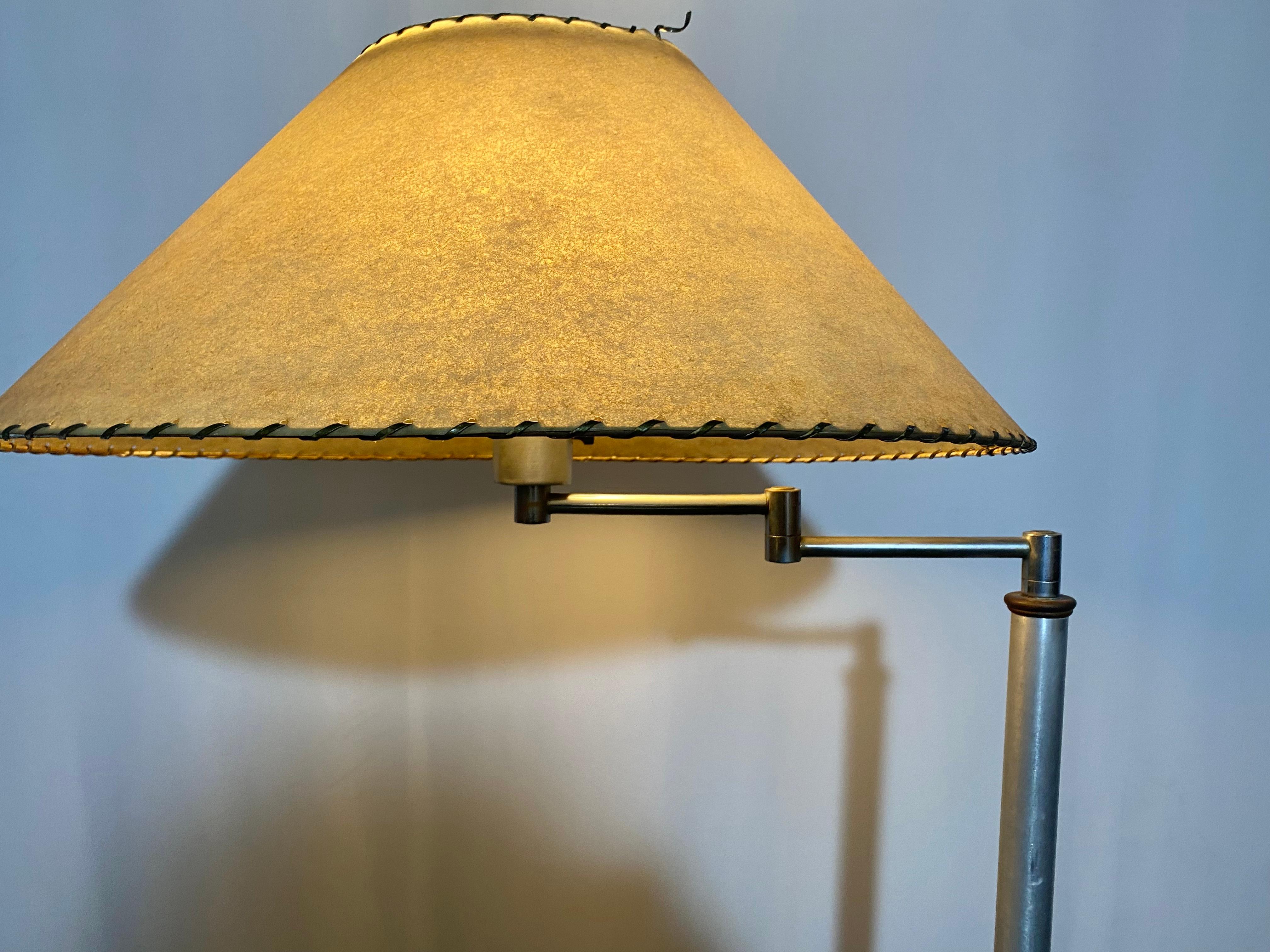 Alluminio Lampada da terra a braccio oscillante in alluminio Walter Von Nessen in vendita