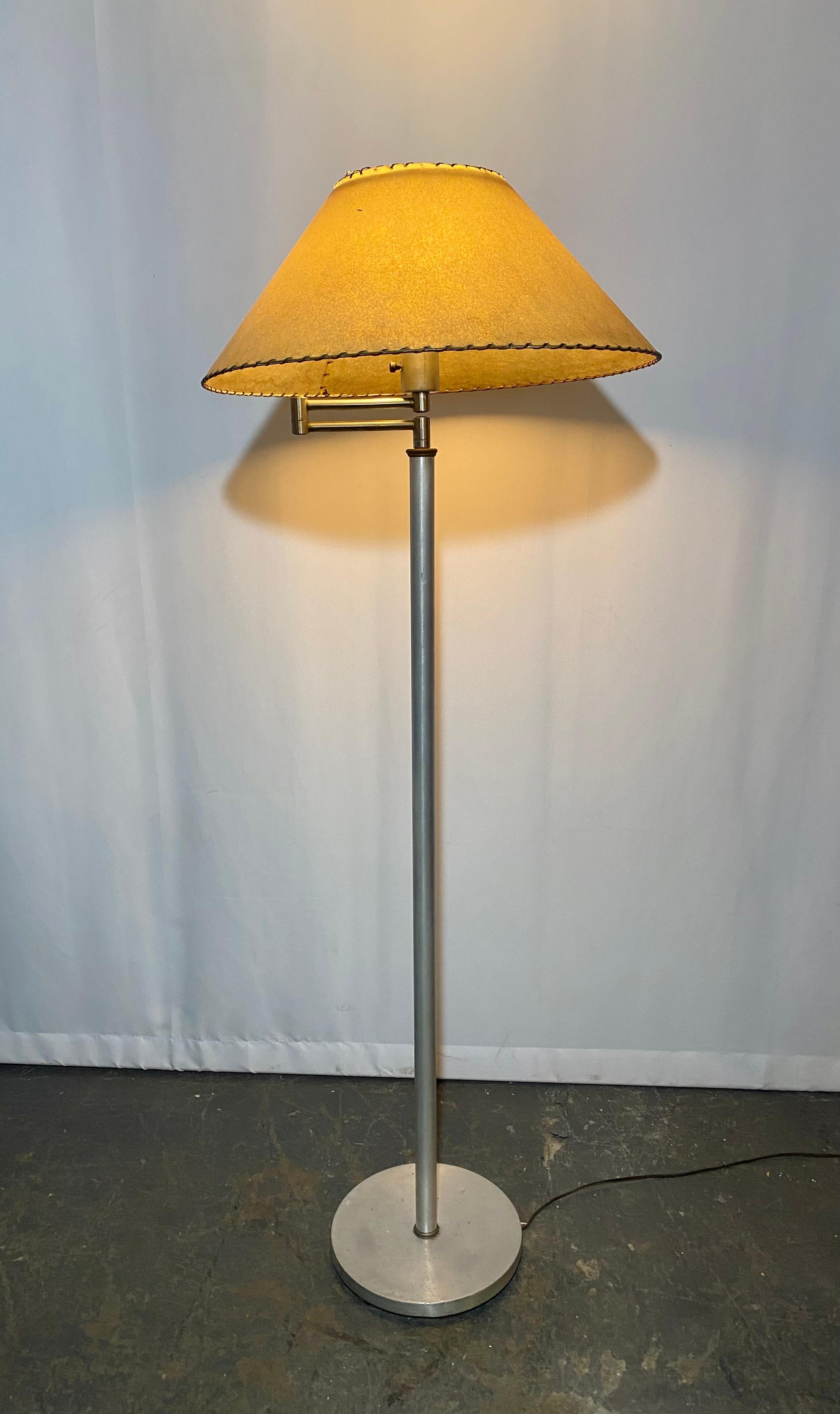 Walter Von Nessen Lámpara de pie con brazo articulado de aluminio   en venta 2