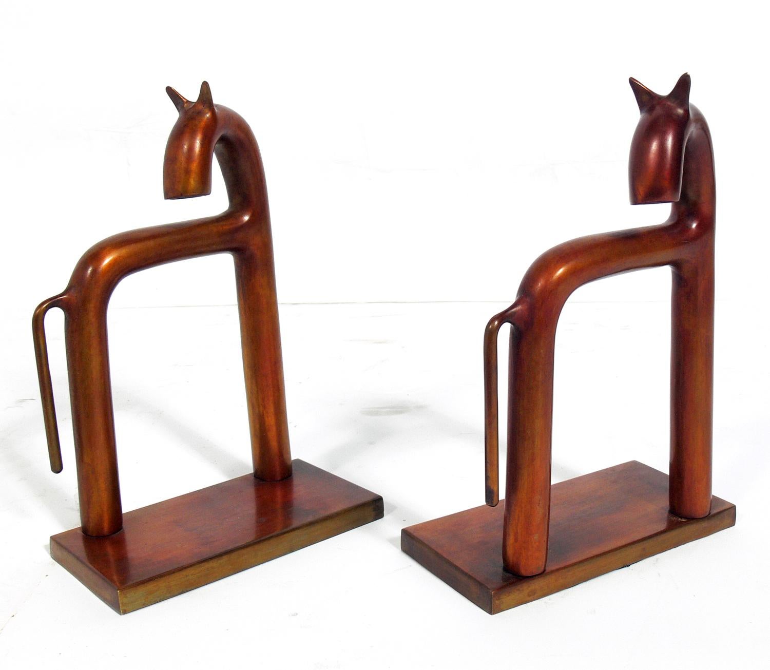 Paar skulpturale Art-Déco-Buchstützen, entworfen von Walter Von Nessen für Chase, unsigniert, amerikanisch, ca. 1930er Jahre. Man nimmt an, dass sie aus Messing gefertigt sind, aber eine warme bronzefarbene Patina angenommen haben.