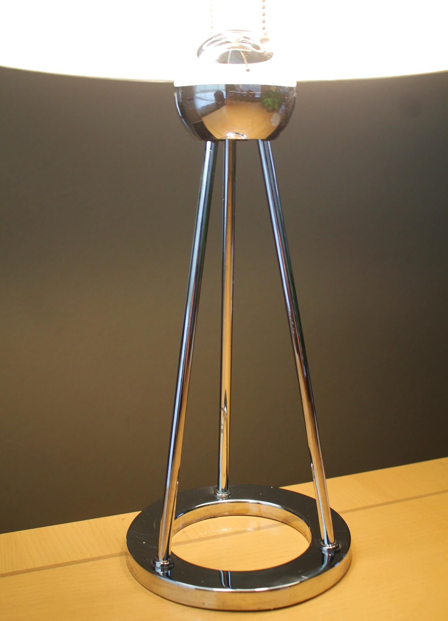 ¡Walter Von Nessen Lámpara de mesa Art Decó cromada! Decorador moderno de mediados de siglo Raro en Bueno estado para la venta en Peoria, AZ